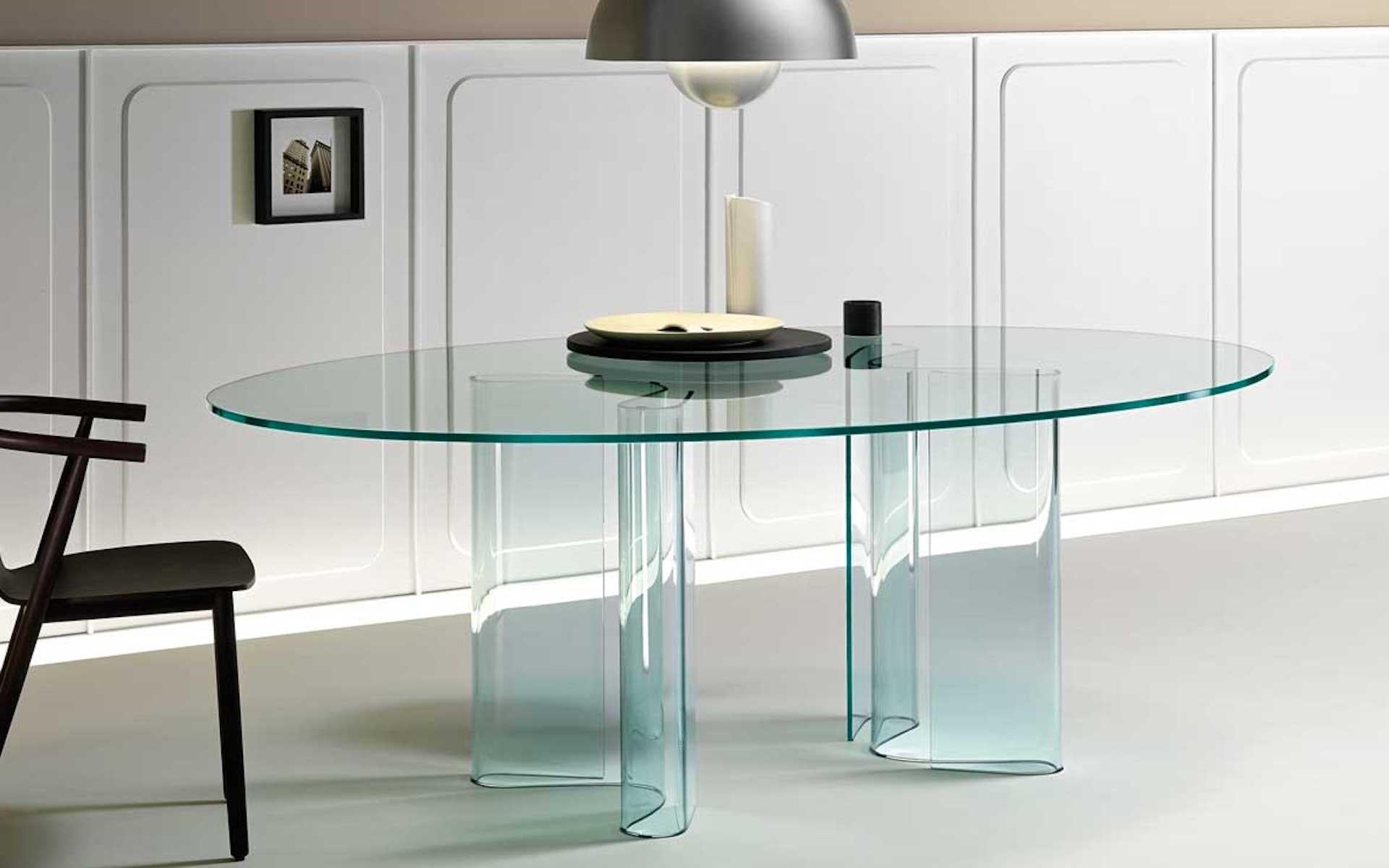 Table avec base en verre incurvé de 12 mm d'épaisseur (côtés 45 cm) et plateau en verre trempé de 15 mm d'épaisseur.
 