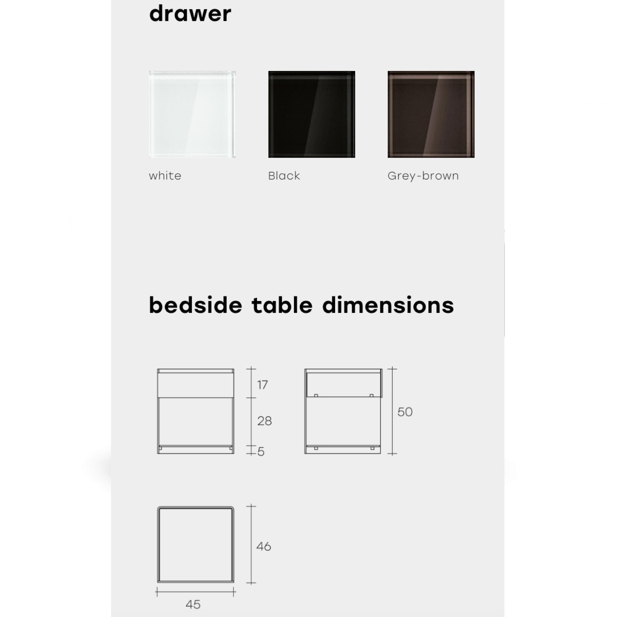 Dino was born from the desire to redefine the furnishing accessory par excellence of the bedroom, with the use of the core material of Fiam, the curved glass.
A bedside table both simple and elegant, protagonist of the bedroom, that plays with light