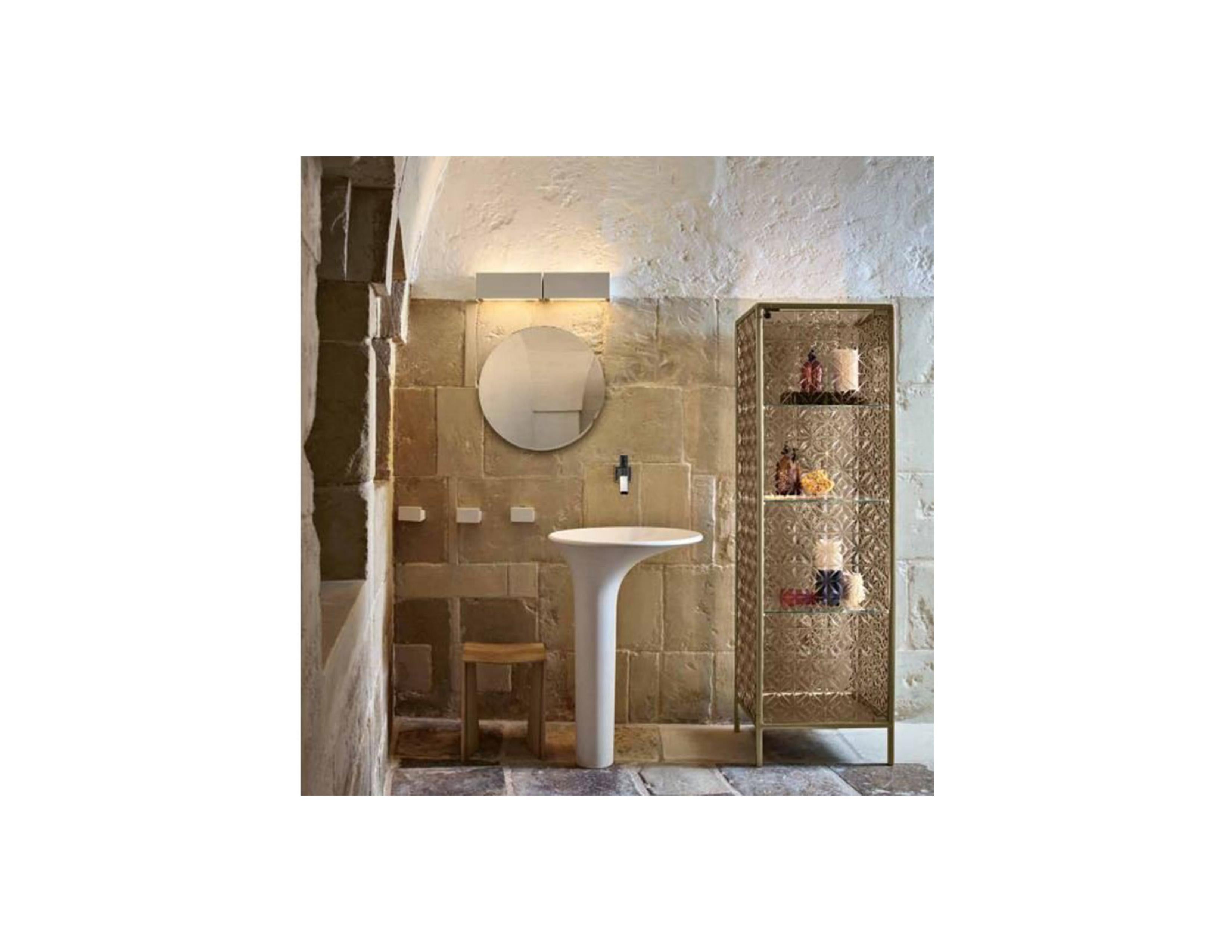 Vitrine avec des profilés en aluminium vernis, disponibles en finitions champagne métallisé ou gris Vulcain. Base en verre trempé extra clair de 6 mm d'épaisseur et laqué au dos dans la même couleur de profilés ; structure vitrée et portes en verre