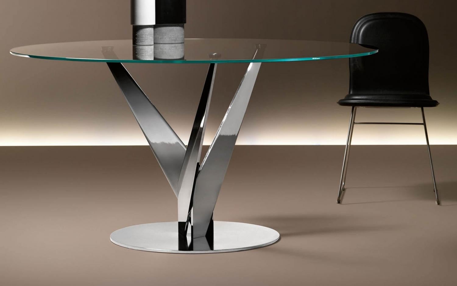 Round table with 10 mm-thick tempered transparent, smoked or bronze glass top. Chromed or burnished brass finish legs; stainless steel or brass fixing plates. The Epsylon table is also available with customized top, diameter from 90 cm to 140 cm.
 