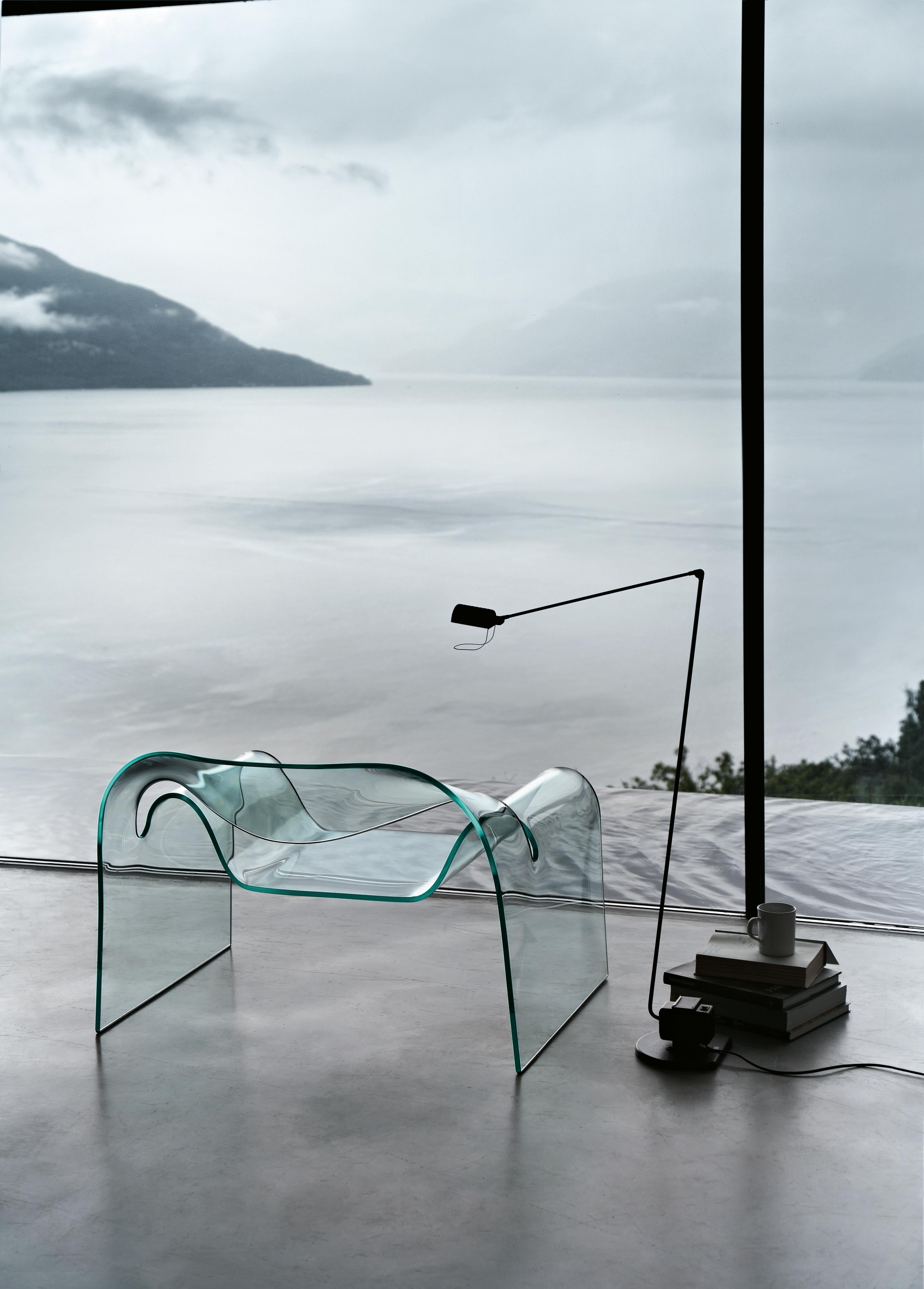 SESSEL AUS GEBOGENEM GLAS
Monolithischer Stuhl aus 12 mm starkem gebogenem Glas.

