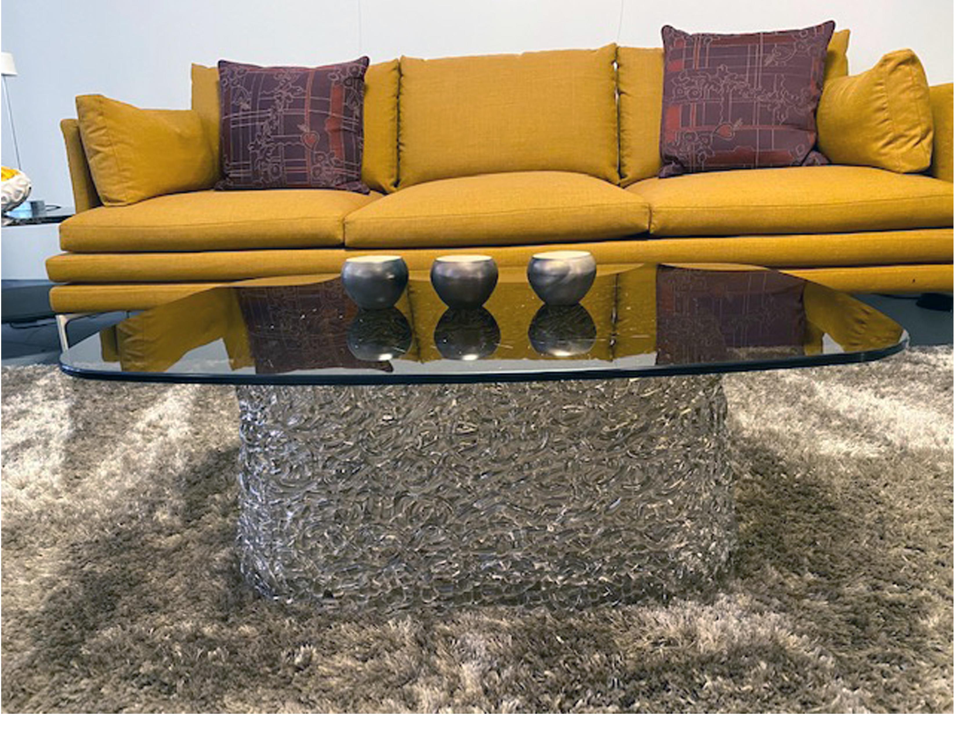 Macrame coffee table bronze
comprising hand-interwoven spun glass base and 10 mm-thick glass top. The coffee table collection includes the following finishes: extralight glass top with extralight glass base; bronze glass top with bronze painted