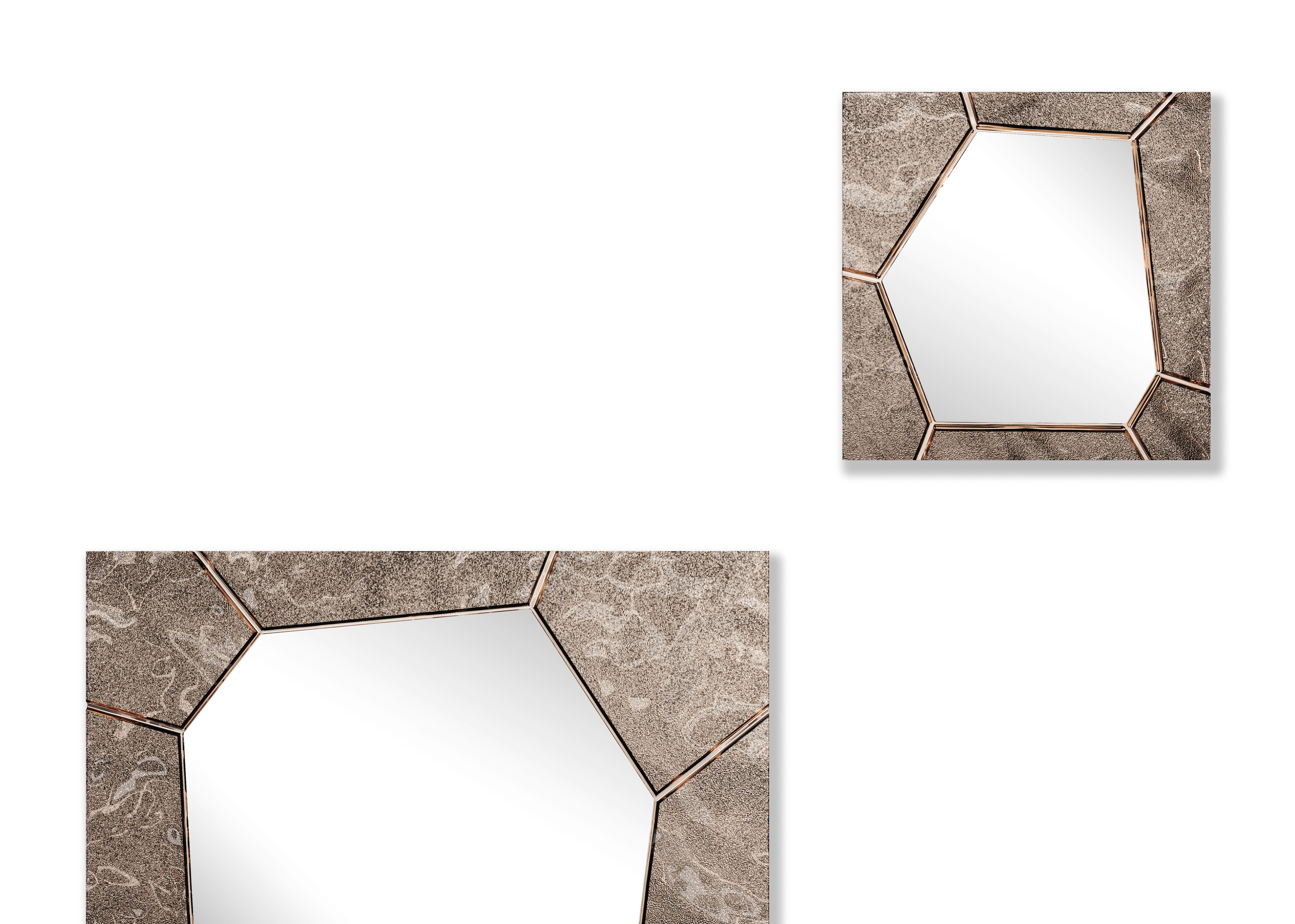Free-standing
or hanging mirror
with 6 mm-thick
high-temperature
fused and back-
silvered glass frame,
with texture achieved
through a handcrafted
decoration.
5 mm-thick flat mirror.
Painted metal rear
frame. It can be hung
horizontally