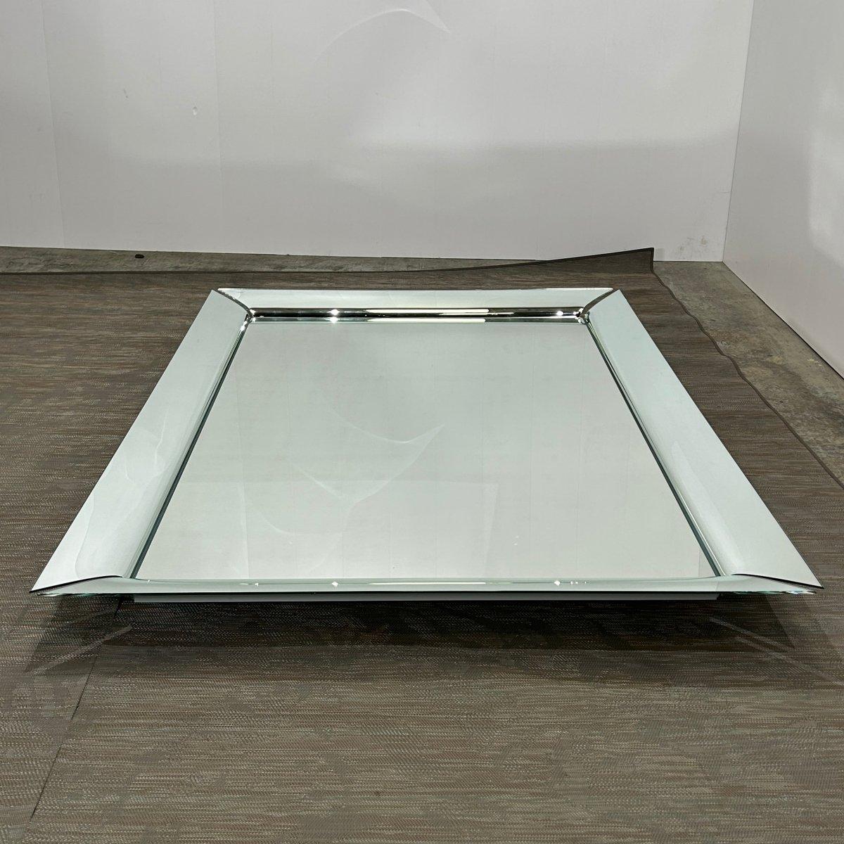 Ti presentiamo lo specchio Caadre del famoso designer Philippe Starck per Fiam Italia. Questo bellissimo pezzo presenta un design elegante e moderno che eleverà qualsiasi spazio. La cornice è realizzata in vetro di alta qualità, sapientemente