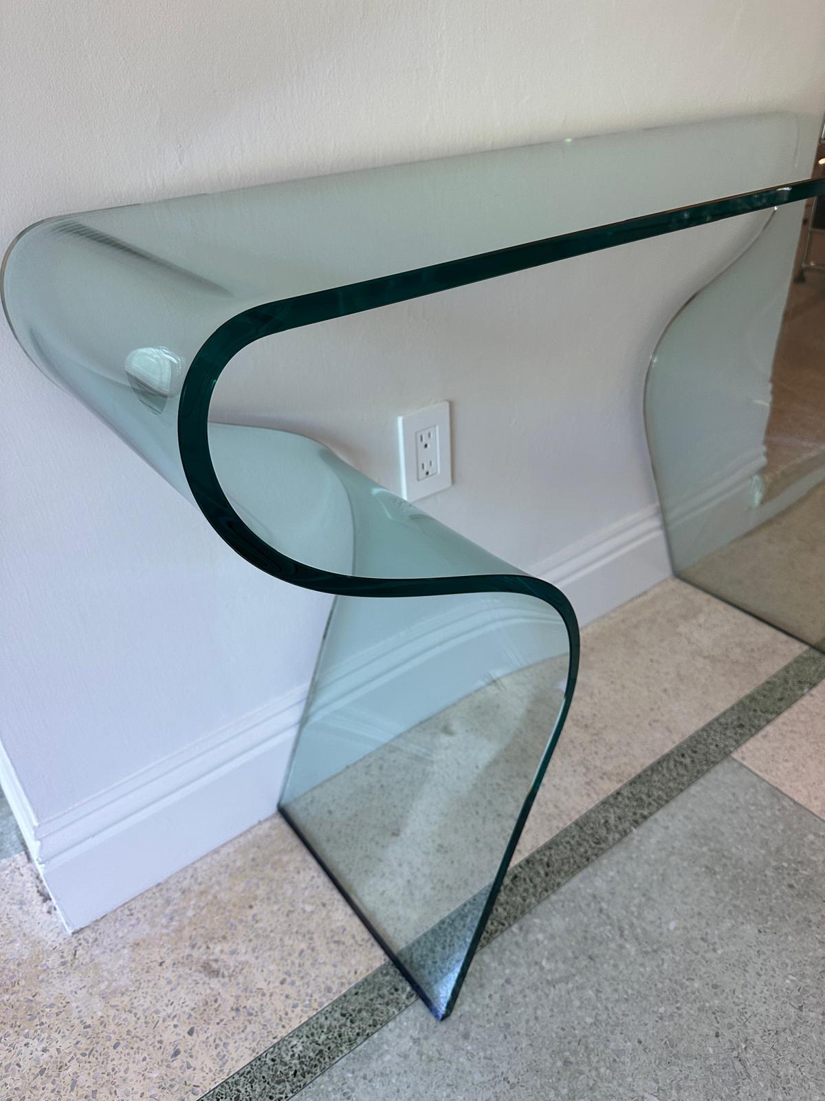 Console in 15 mm-thick curved glass