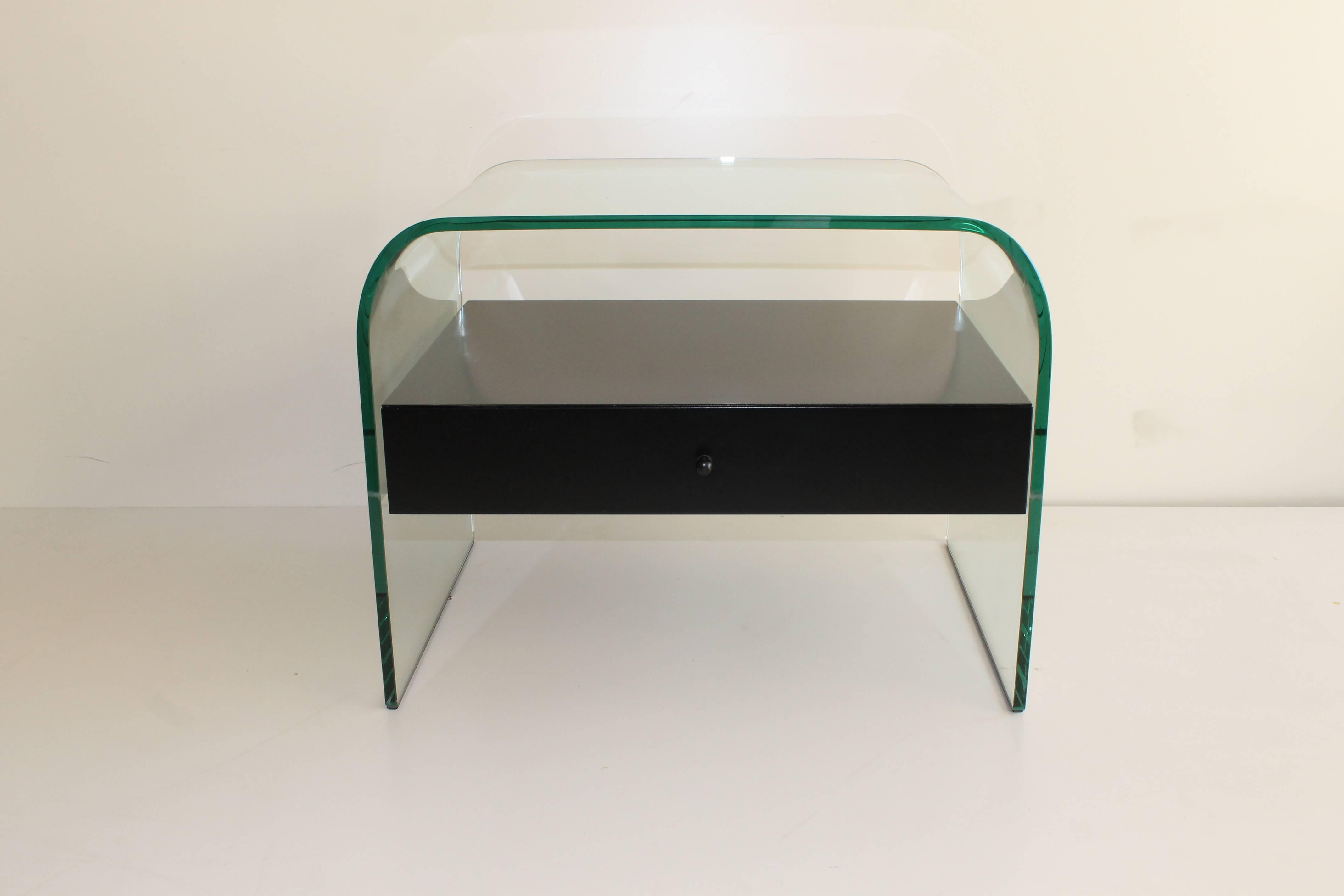 Tempered and curved glass nightstand by Fiam Italia, circa 1980.
Black painted wood drawer.

Excellent condition.