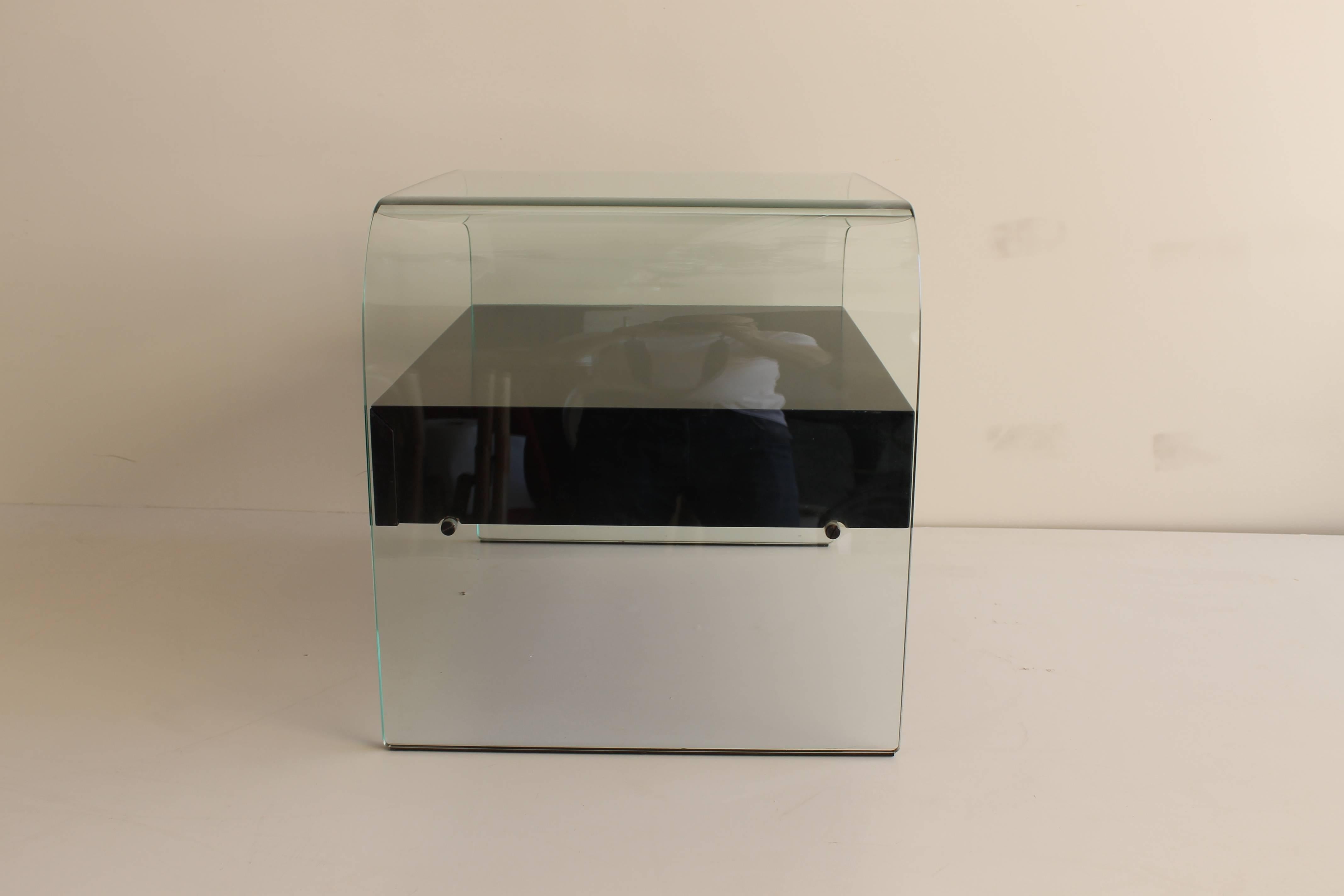 Peint Table de nuit mi-centenaire en verre bombé Fiam Italia:: vers 1980