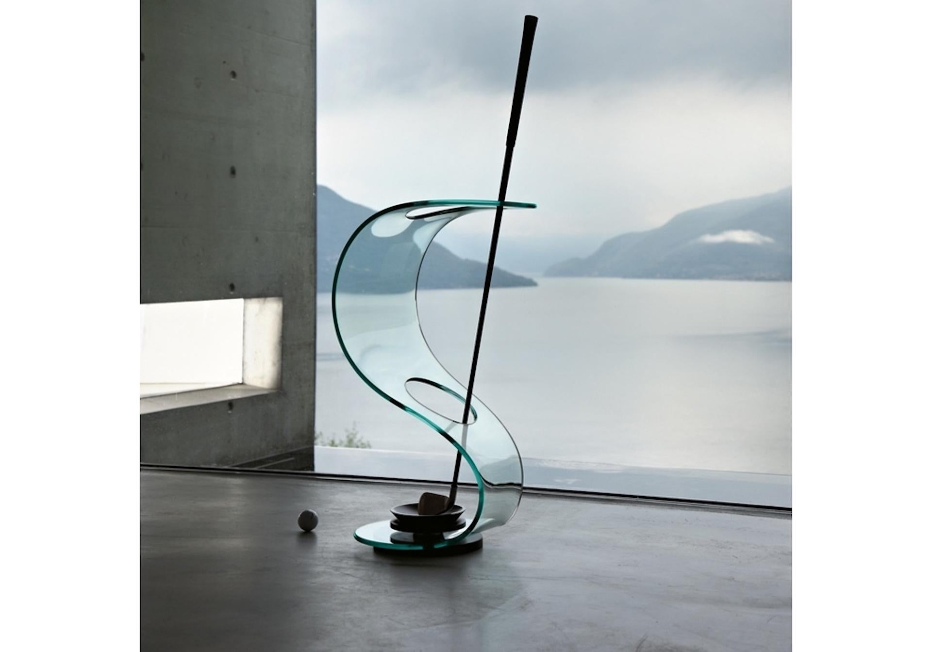 Umbrella stand in 10 mm-thick curved glass with black metal base.
   