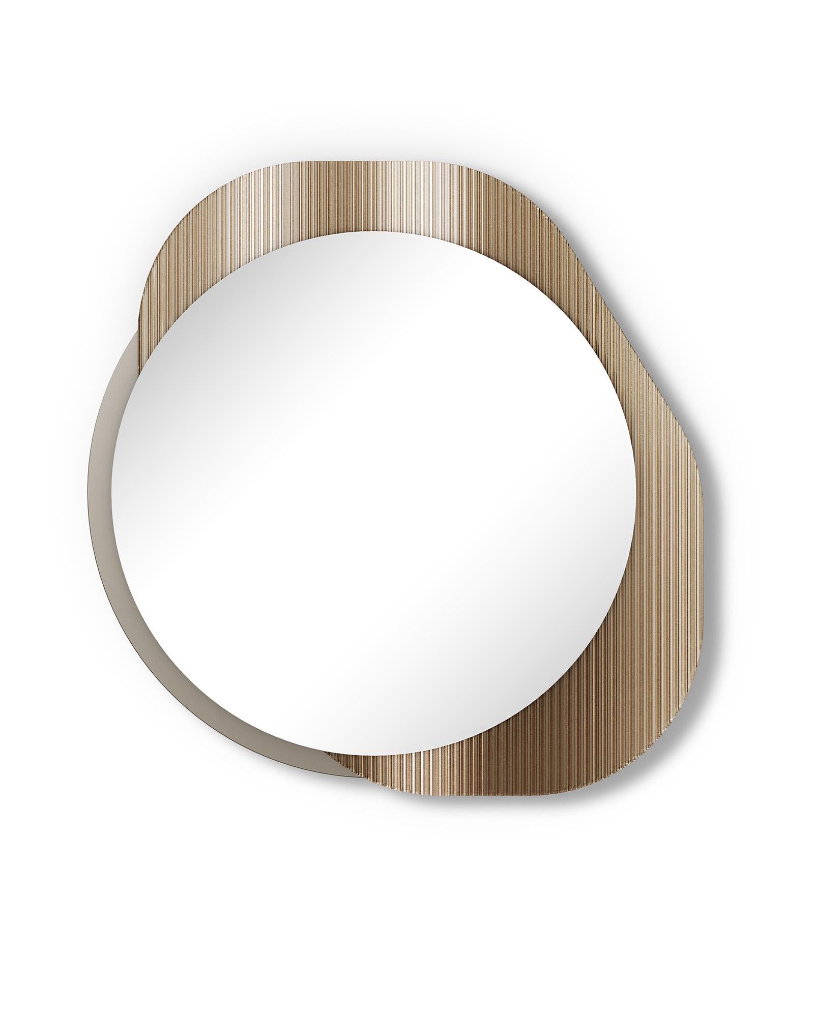Freistehend oder hängend
Spiegel mit Rahmen zusammengesetzt
aus zwei Glaselementen:
ein Teil in 6 mm Dicke
hochtemperaturgeschmolzen
Glas in transparent
oder bronzenem Finish; ein Teil
in 6 mm dickem Flachglas
in rauchfarbener oder bronzefarbener