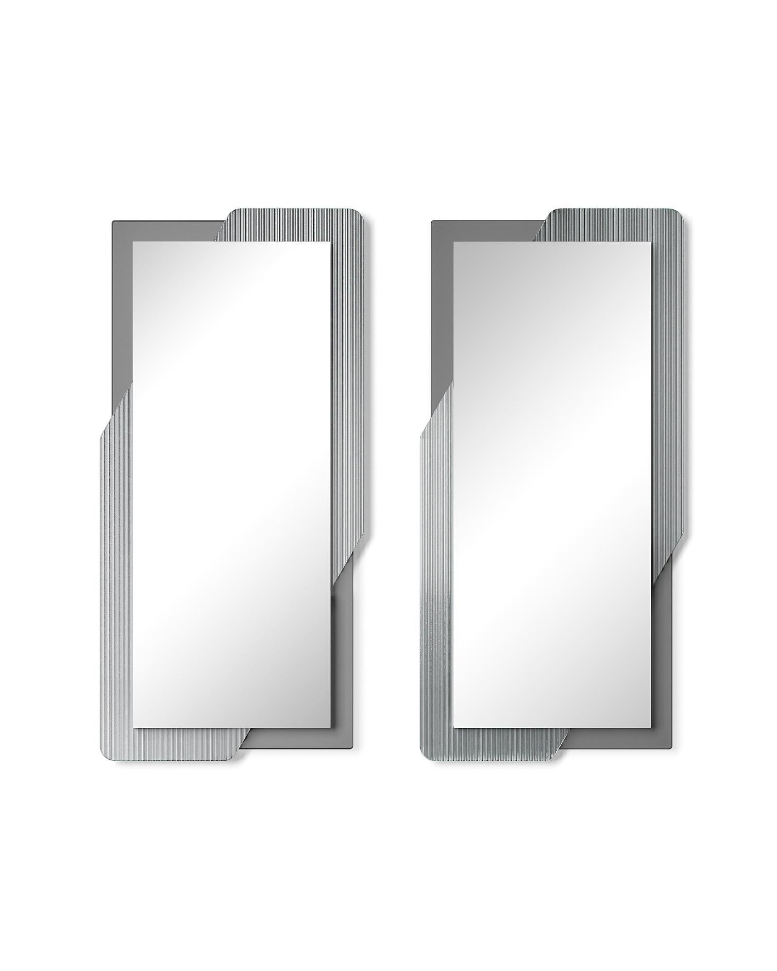 Autonome ou suspendu
miroir avec cadre composé
de deux éléments en verre :
une partie en 6 mm d'épaisseur
fusible haute température
verre en transparent
ou en bronze ; une partie
dans un verre plat de 6 mm d'épaisseur
en finition fumée ou