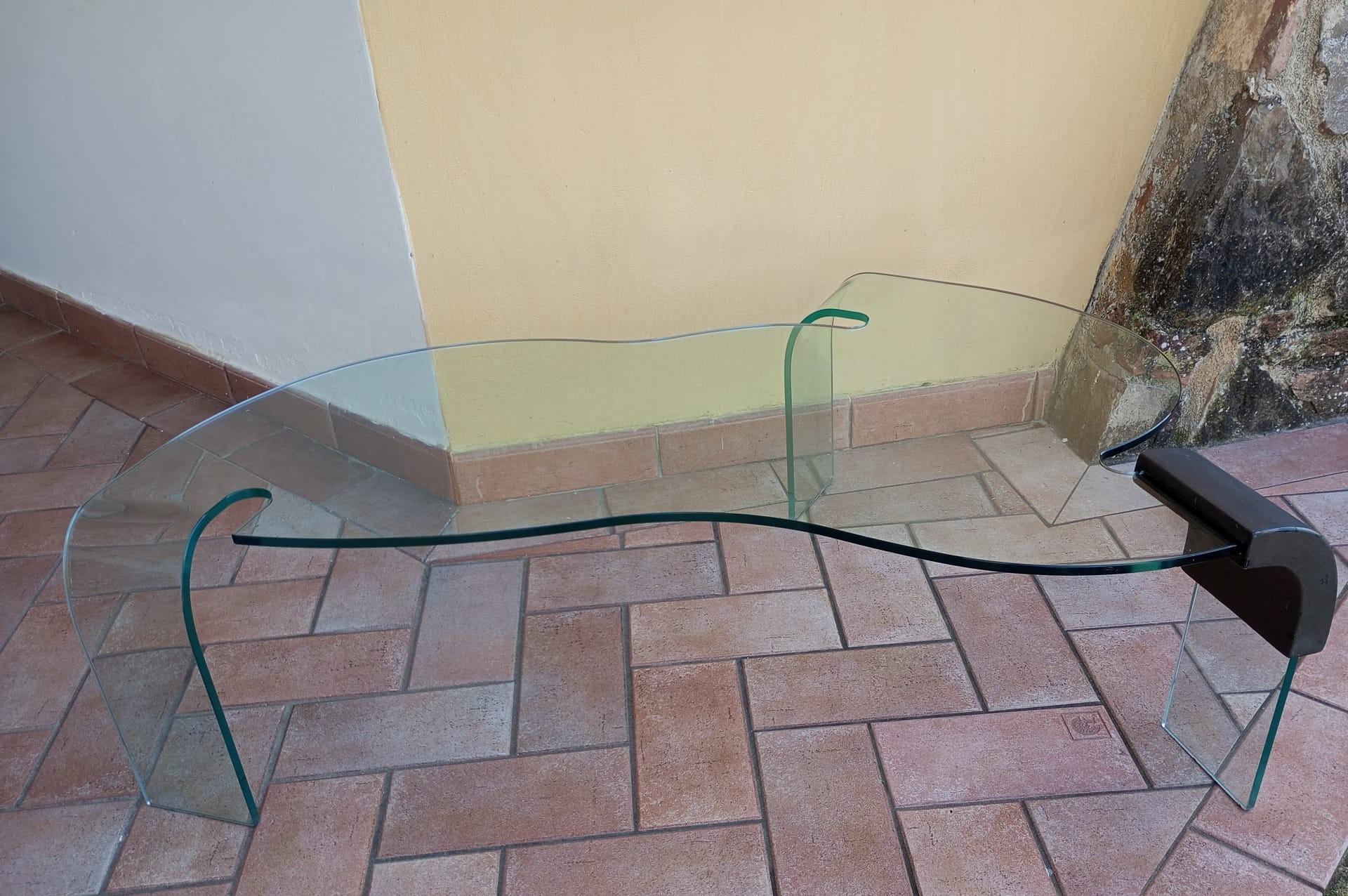 
Elegante tavolino sagomato da fumo prodotto dalla ditta FIAM Italia. El piano tiene una forma irregular y sinuosa. Interamente in vetro trasparente curvato a caldo.
Este taburete de verano es más parecido a una obra de arte que a un simple