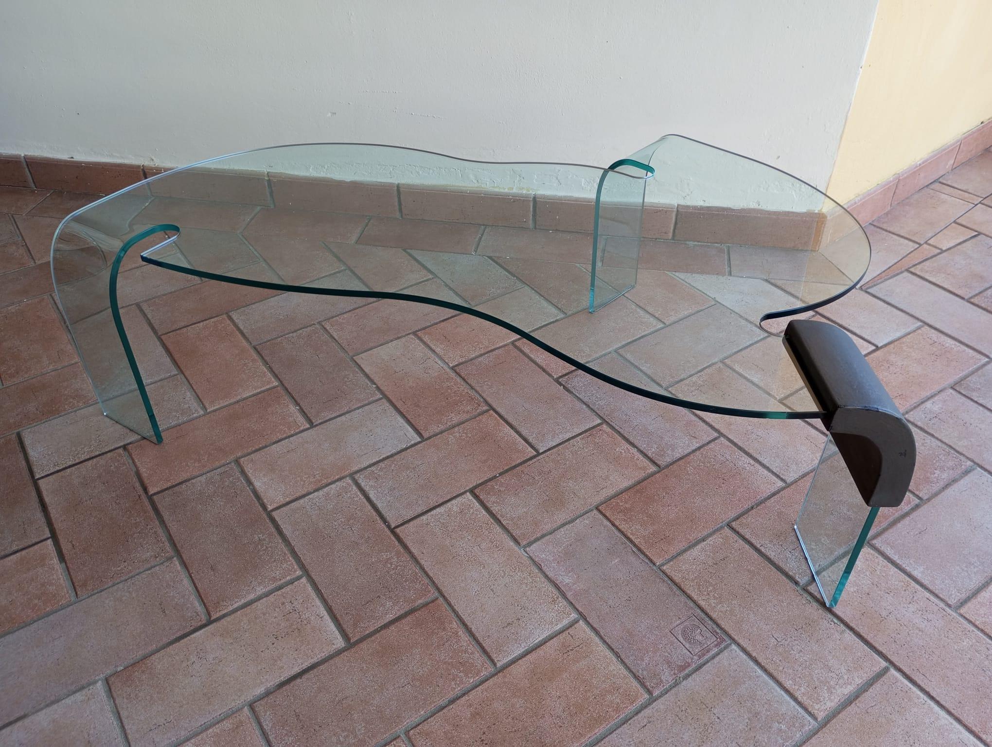 FIAM Italia tavolino scultoreo in vetro curvato, anni '80 Italiano en venta