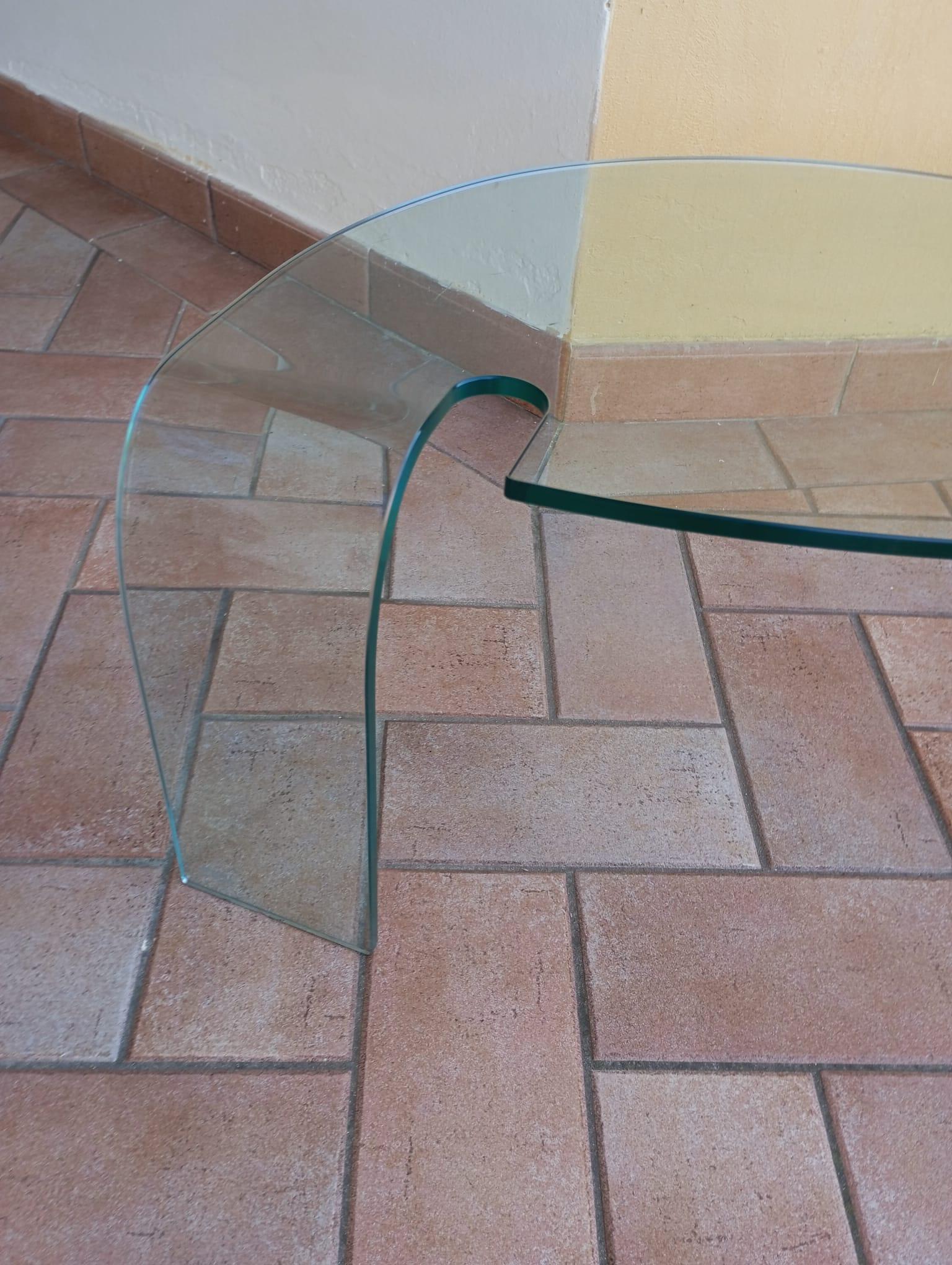 FIAM Italia tavolino scultoreo in vetro curvato, anni '80 Vidrio en venta