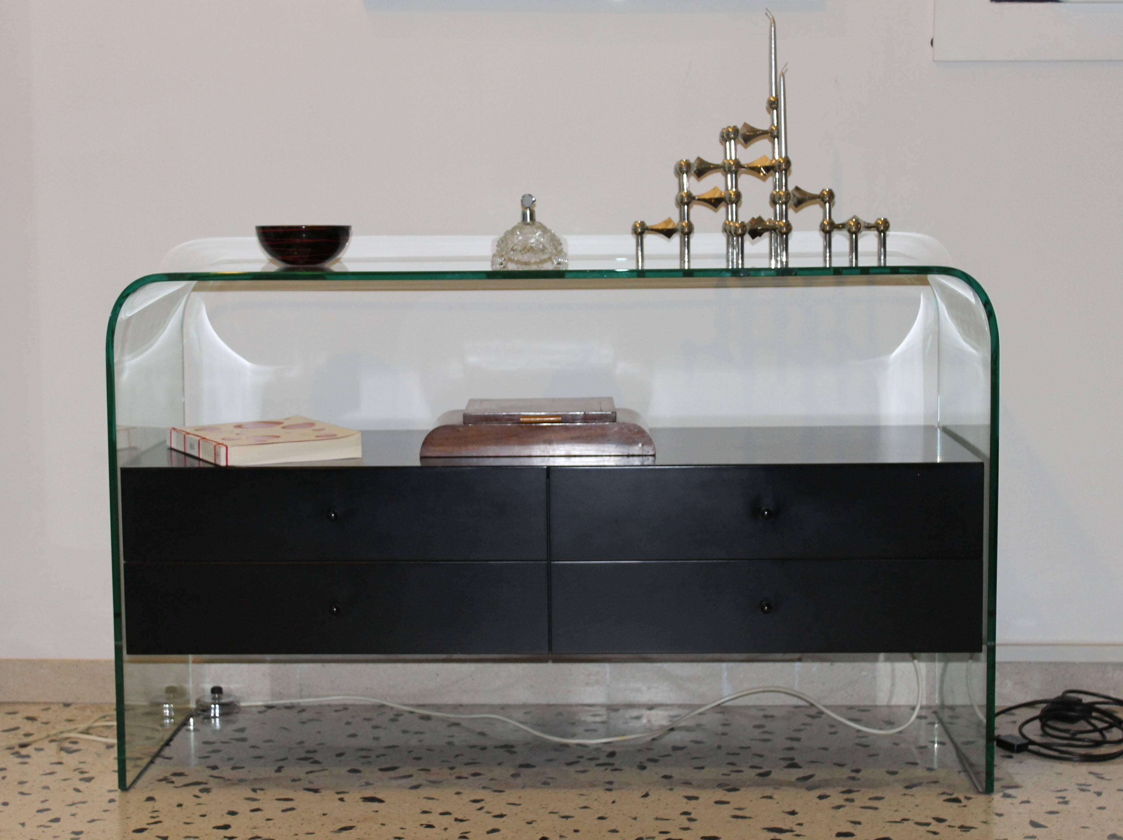 Tempered and curved glass dresser with black wood four drowers by Fiam Italia, circa 1980.

Excellent conditions.

Four drawers in black painted wood.