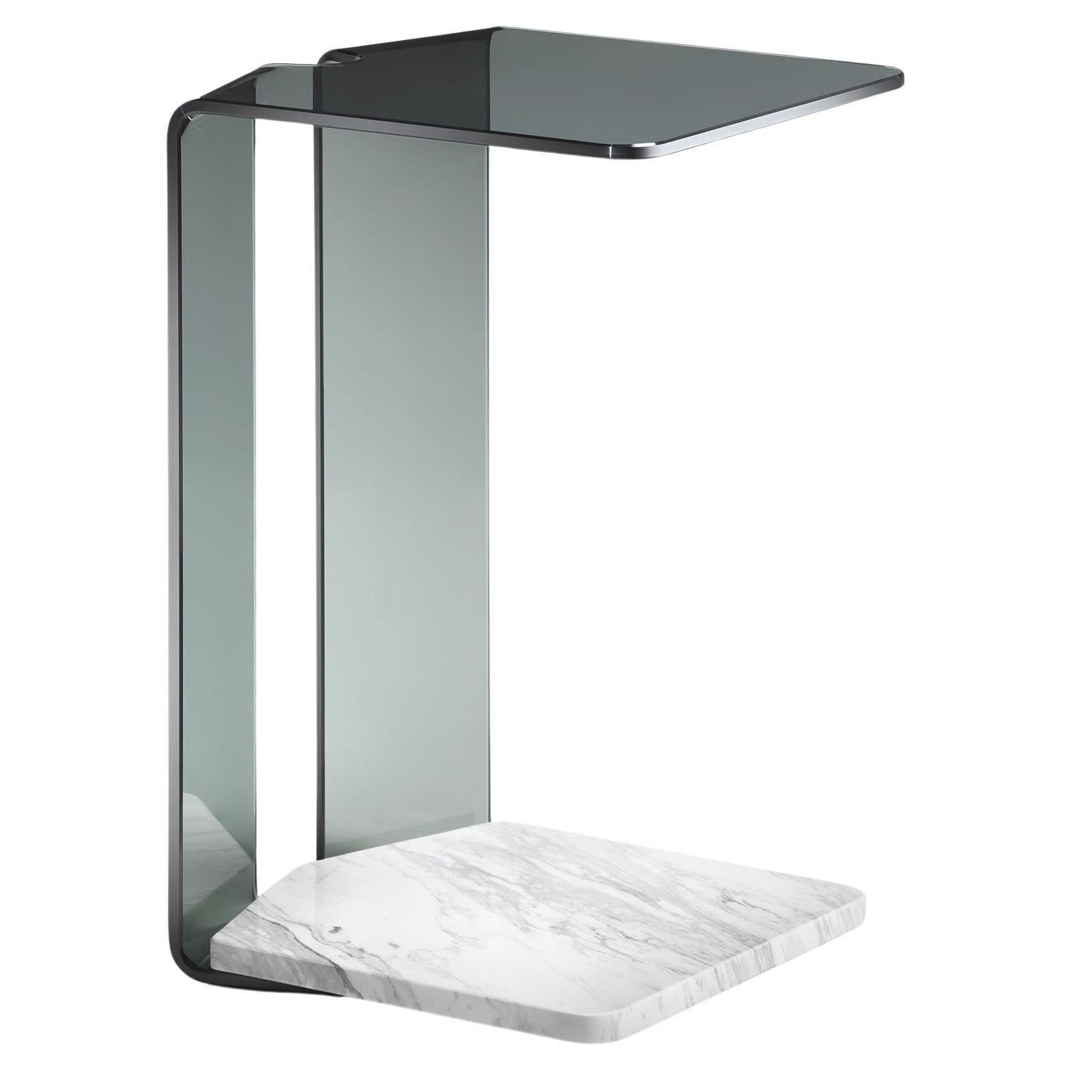Beistelltisch mit 10 mm gewölbter Glasstruktur, erhältlich in Extralight, Bronze oder Rauchglas.

Sockel aus Marmor.
In York wollten wir Folgendes untersuchen
die Grenzen des gebogenen Glases.
Wir arbeiteten an selbsttragenden
Foldes, bei denen die