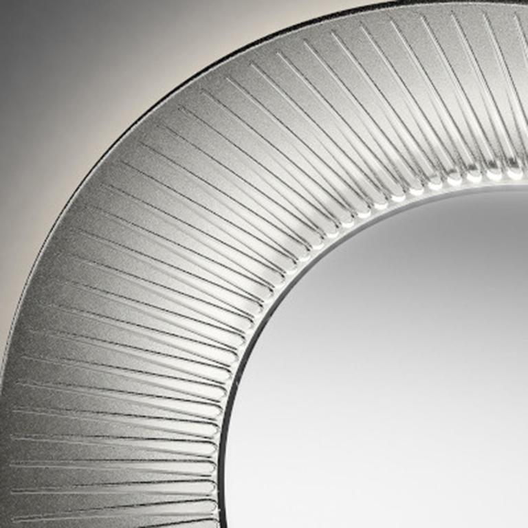 Freistehender Spiegel oder Wandspiegel mit 6 mm Glasrahmen, der bei hoher Temperatur verschmolzen wird und in den transparenten Farbtönen Rauch, Altrosa oder Bernstein erhältlich ist. 5 mm zentraler Spiegel. Freistehende Version aus Metallstruktur