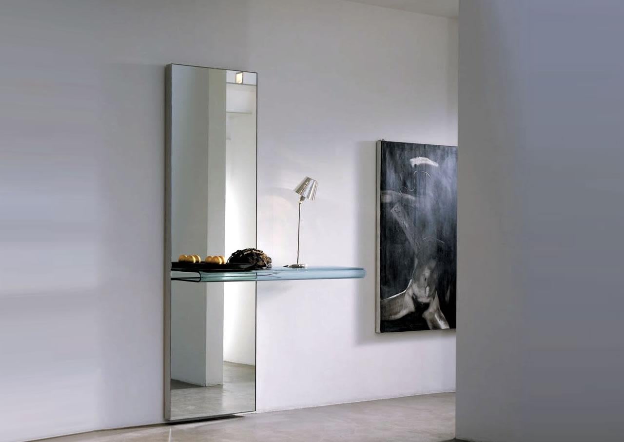 Console in 8 mm-thick curved glass. The console can be mounted with shelf on the left side or on the right side. Frame in brushed stainless steel.
 