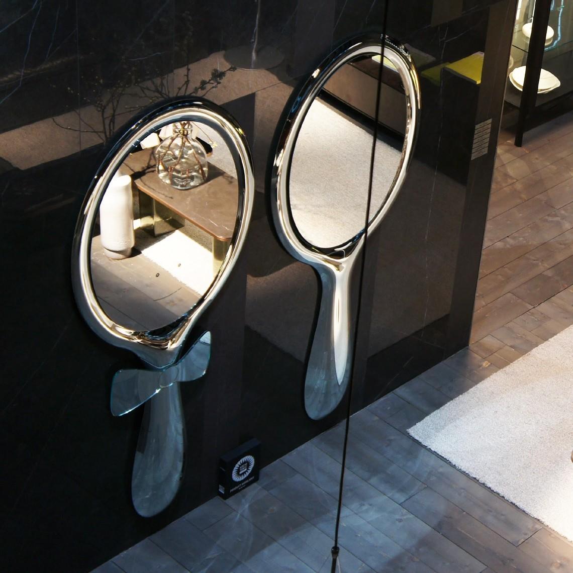 Freestanding or hanging mirror, in 8 mm-thick melted and back-silvered glass; 5 mm-thick flat mirror.
 