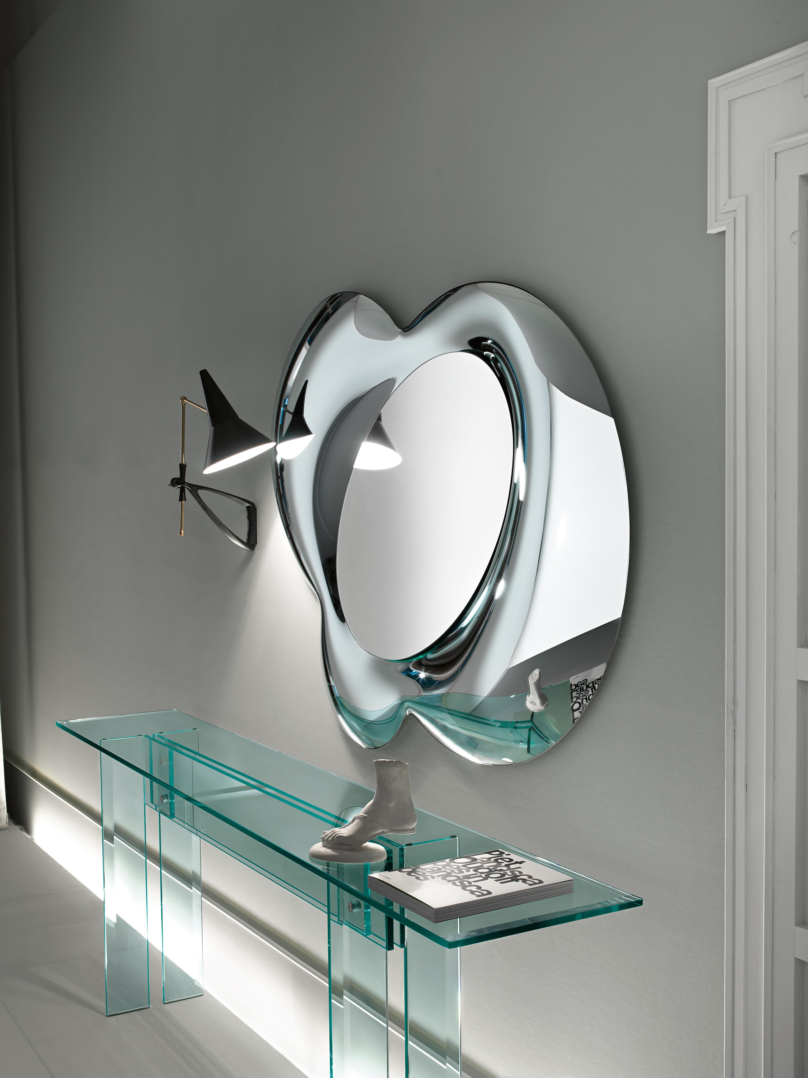 Wall mirror in 8 mm-thick melted silvered glass. Flat mirror 5 mm-thick. Back frame allowing hanging in various positions.
 