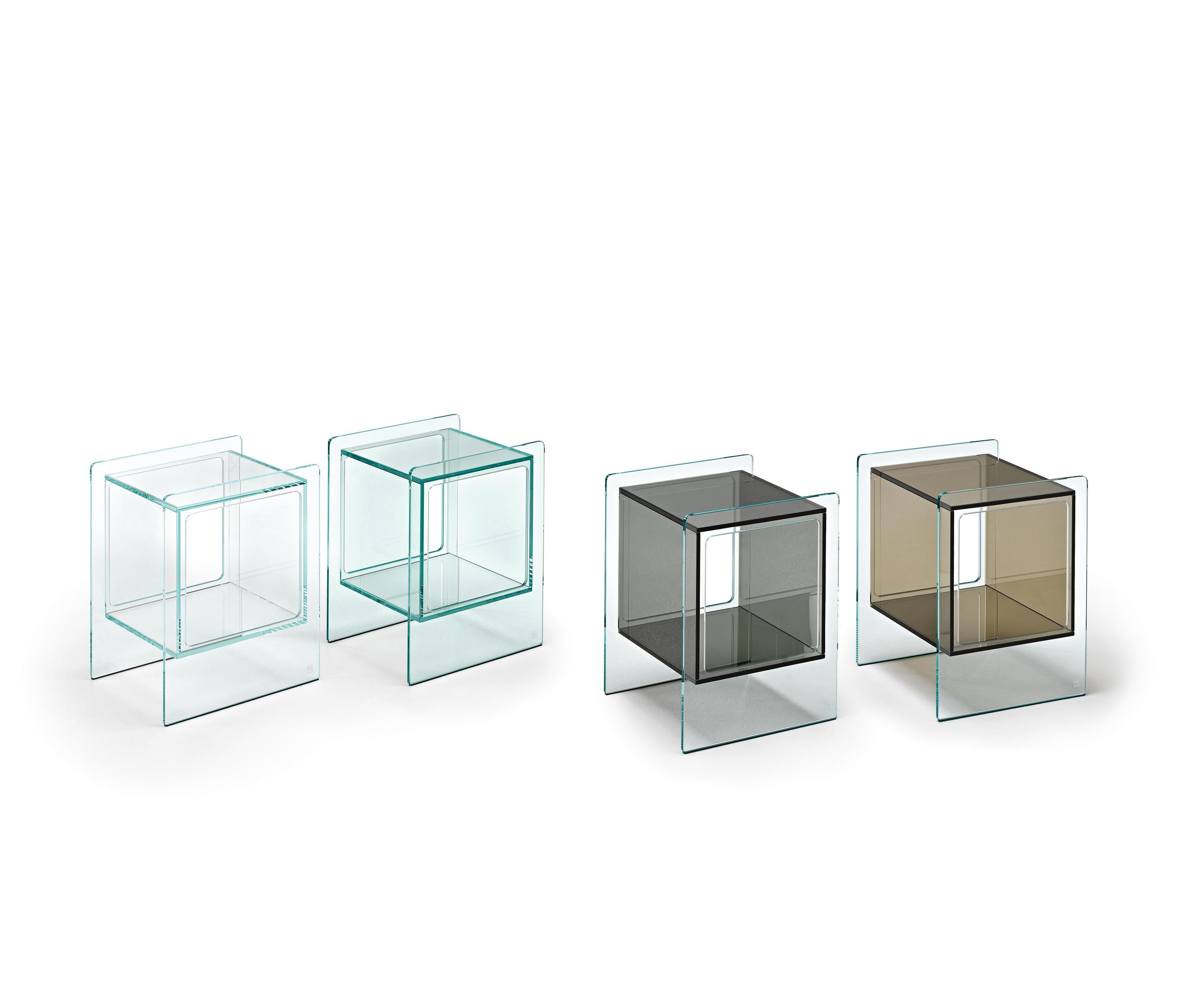 Table de chevet avec compartiment intérieur cubique en verre de 10 mm d'épaisseur. Disponible en plusieurs finitions. Structure en verre extralight, compartiment intérieur en verre blanc opalin.
 