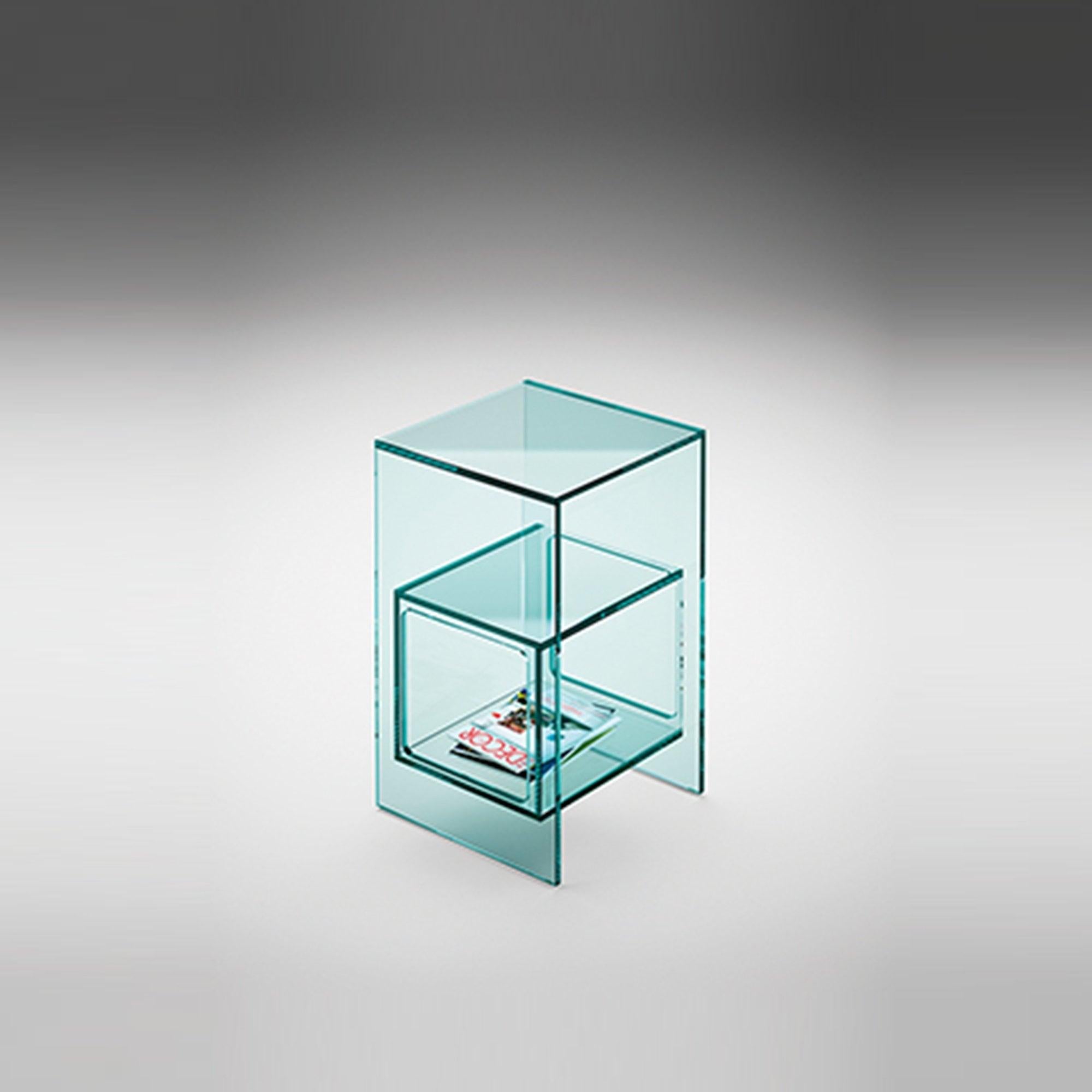 Couchtisch mit kubischem Innenfach aus 10 mm dickem Glas. Erhältlich in verschiedenen Ausführungen. Transparente Glasstruktur und Würfel.
 