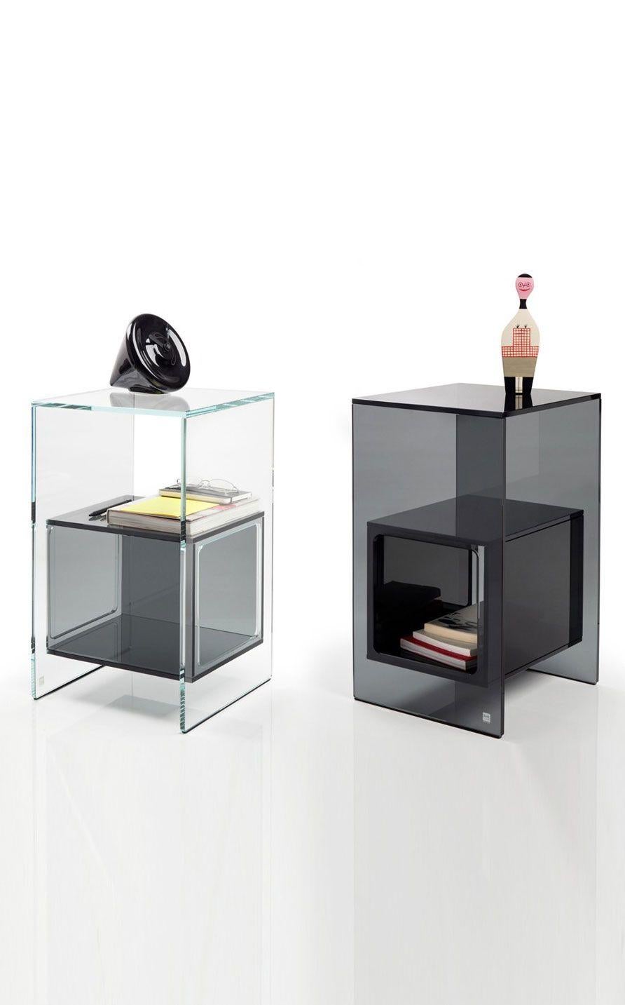 Table basse avec compartiment intérieur cubique en verre de 10 mm d'épaisseur. Disponible en plusieurs finitions. Structure en verre gris fumé, cube en verre noir95.
         