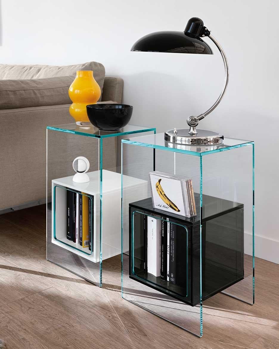 Table basse avec compartiment intérieur cubique en verre de 10 mm d'épaisseur. Disponible en plusieurs finitions. Structure en verre extralight, cube de verre blanc opalin.
 