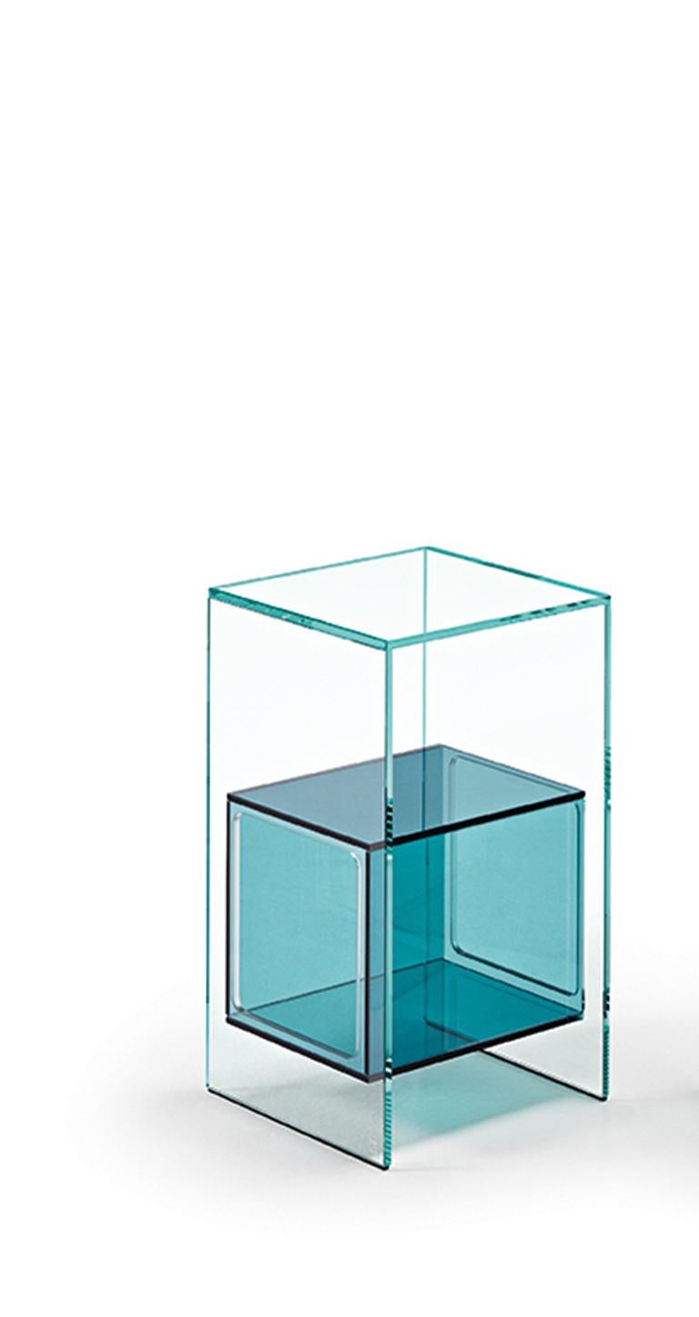 Table basse avec compartiment intérieur cubique en verre de 10 mm d'épaisseur. Disponible en différentes finitions. Structure en verre extralight, compartiment intérieur en verre bleu.
           