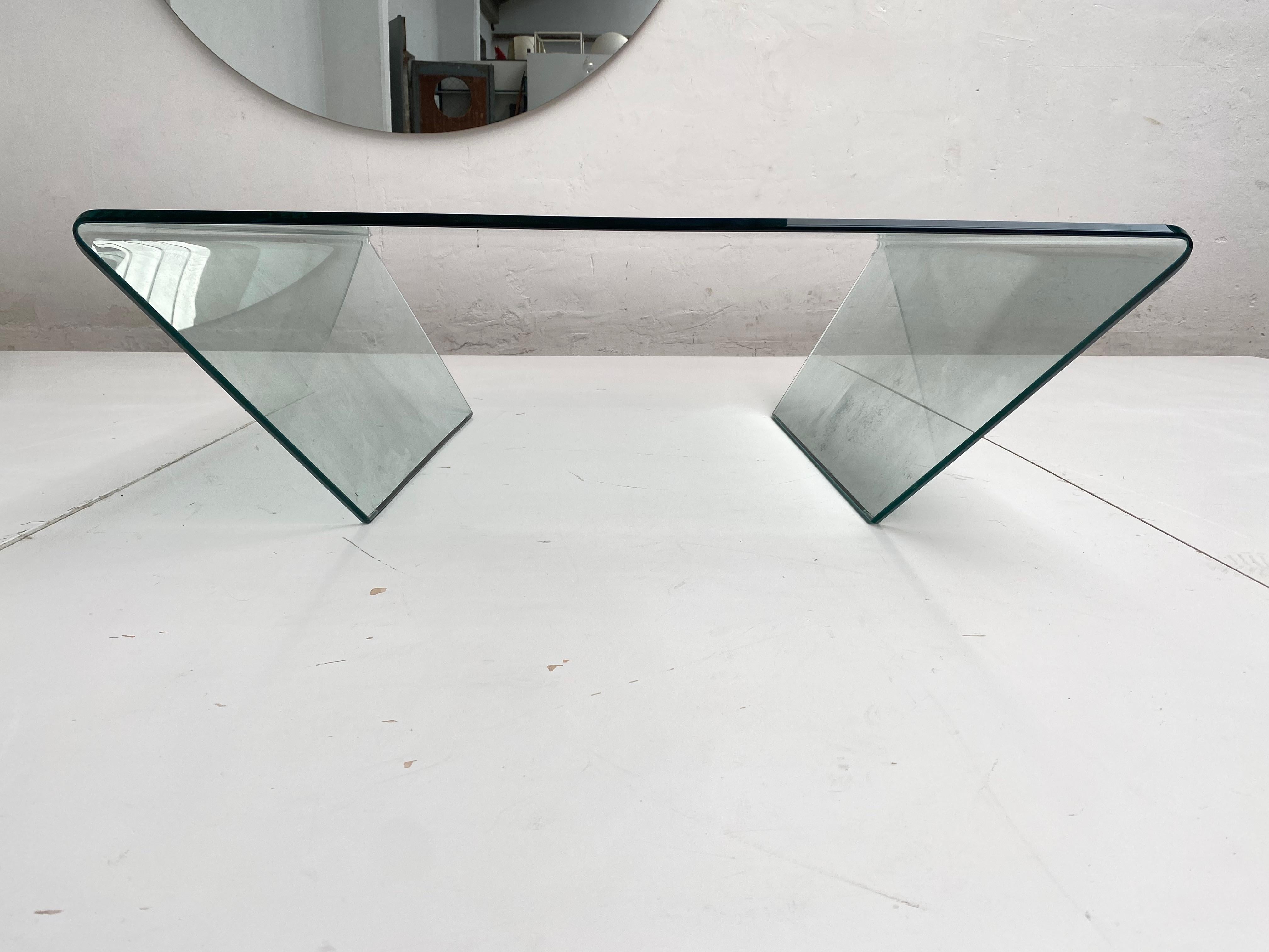 1980s Minimal design coffee table in tempered glass by Fiam Italy.