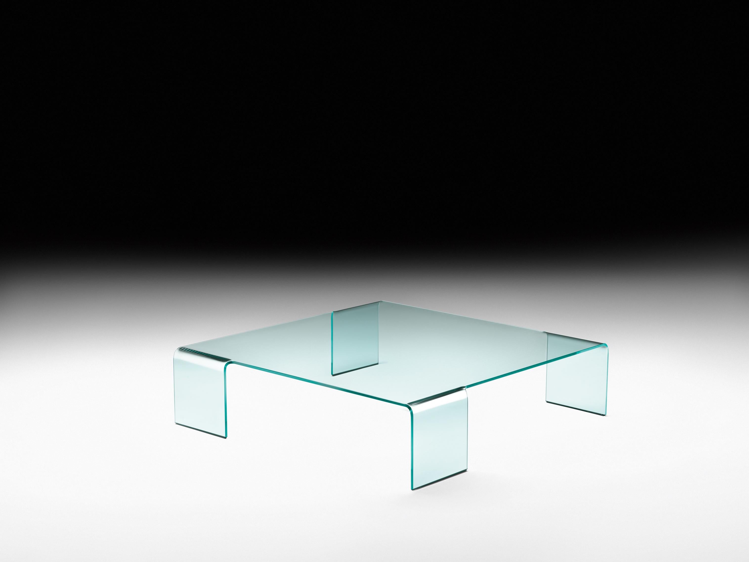 Monolithic coffee table in 12 mm-thick curved glass.
 