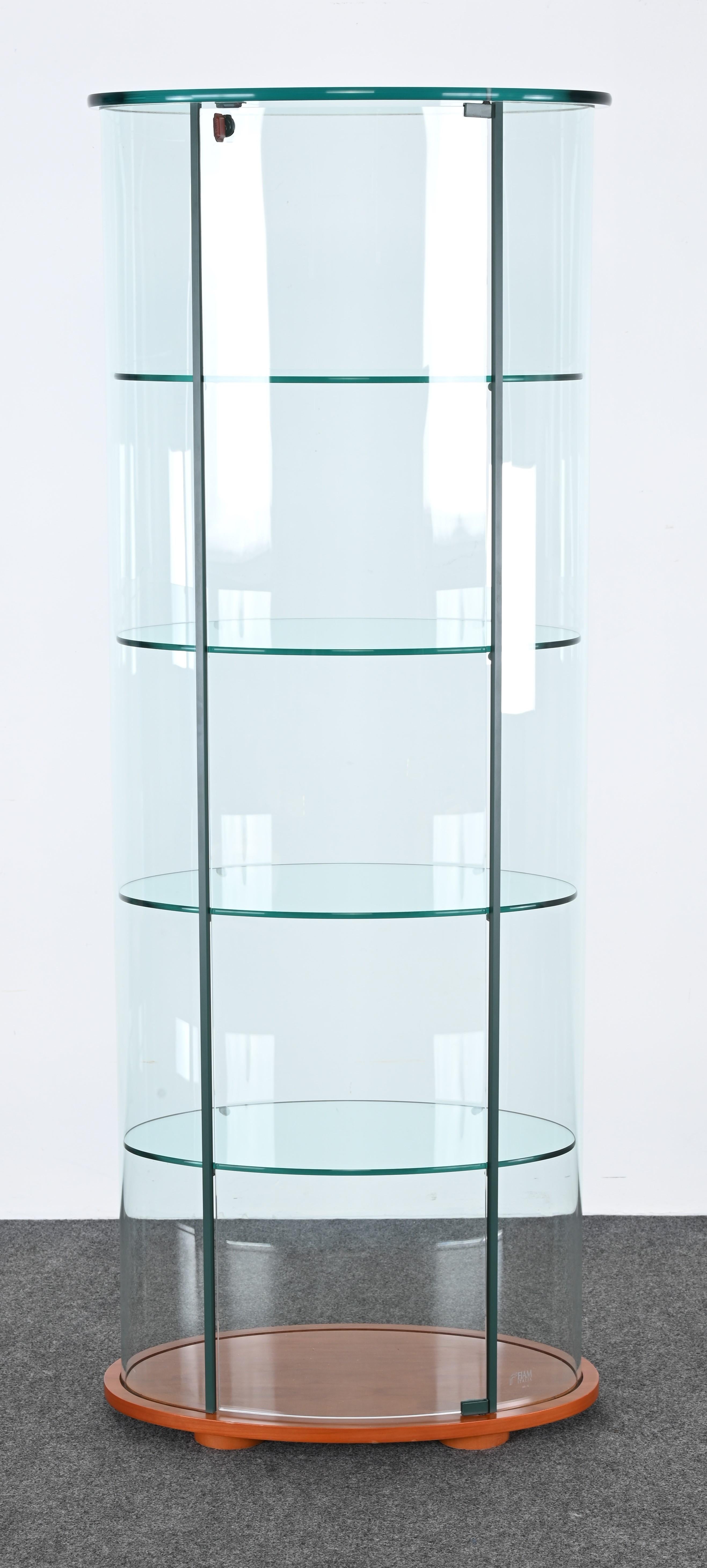 Eine modernistische und funktionelle Vitrine von FIAM, Italien, für die Collection'S Palladio.  Die Vitrine ist ein modernistisches Design. Es hat schlichte Linien und präsentiert die Collection'S mit reichlich Stauraum. Es passt in jedes Interieur