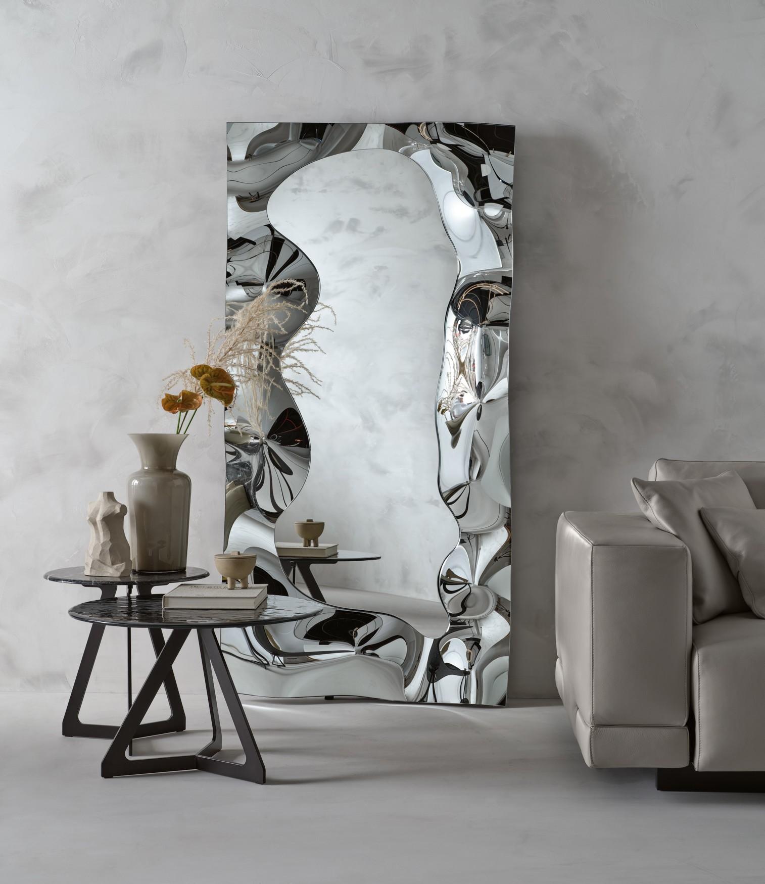 Freestanding or hanging mirror in 6 mm high temperature melted glass, back-silvered. 5 mm flat mirror. Rear frame in painted metal. It can be hung horizontally or vertically.
 