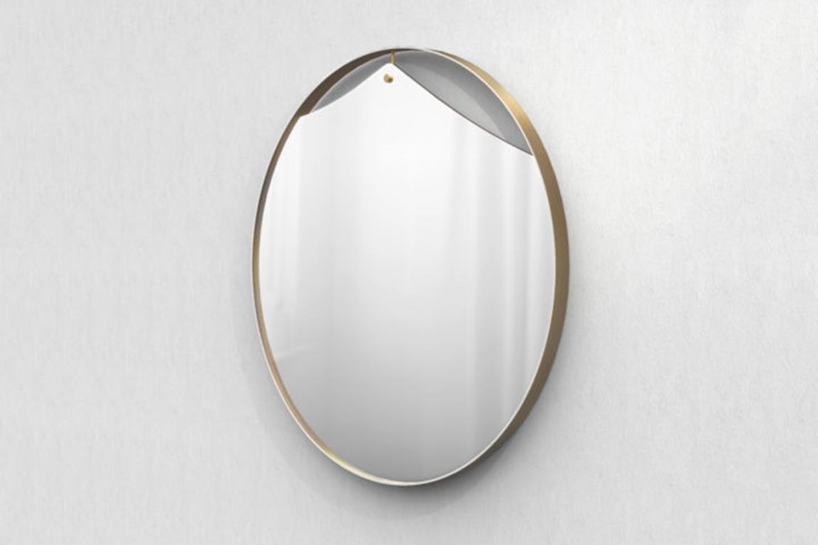 Collection of freestanding or hanging mirrors with metal burnished brass finish frame. 5 mm thick flat mirror.
 