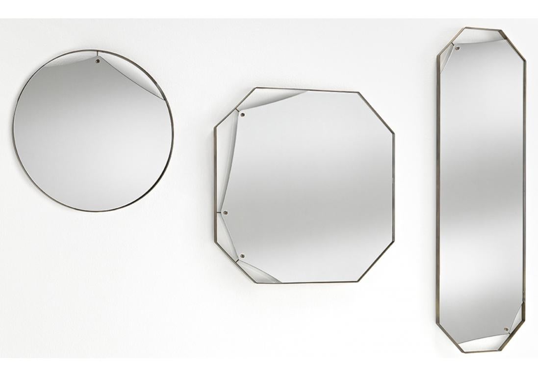 Collection of freestanding or hanging mirrors with metal burnished brass finish frame. 5 mm thick flat mirror.
 
