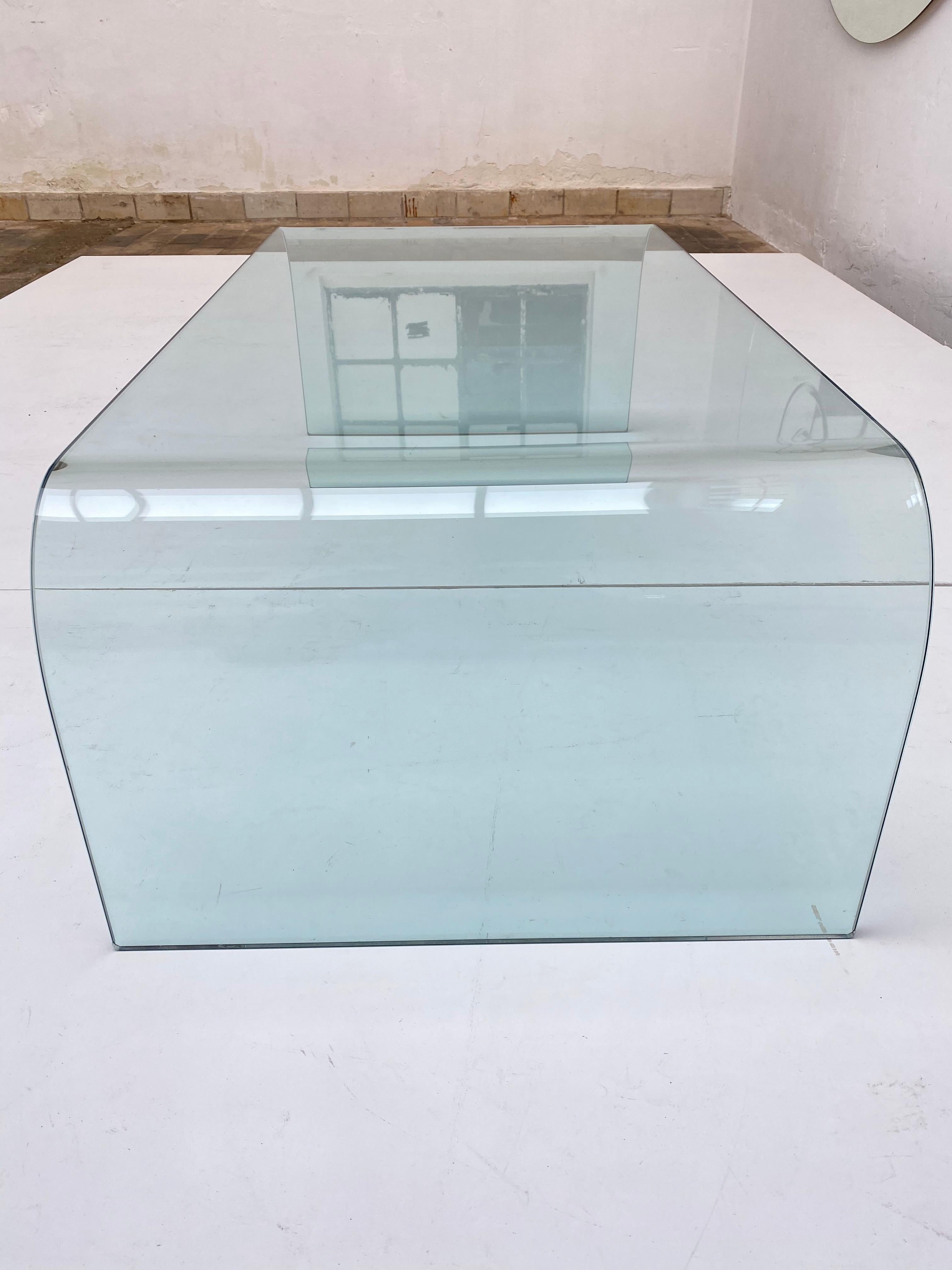 Late 20th Century Fiam Ponte 0120 Coffee Table in Thick Curved Glass, by Angelo Cortesi Italy 1980