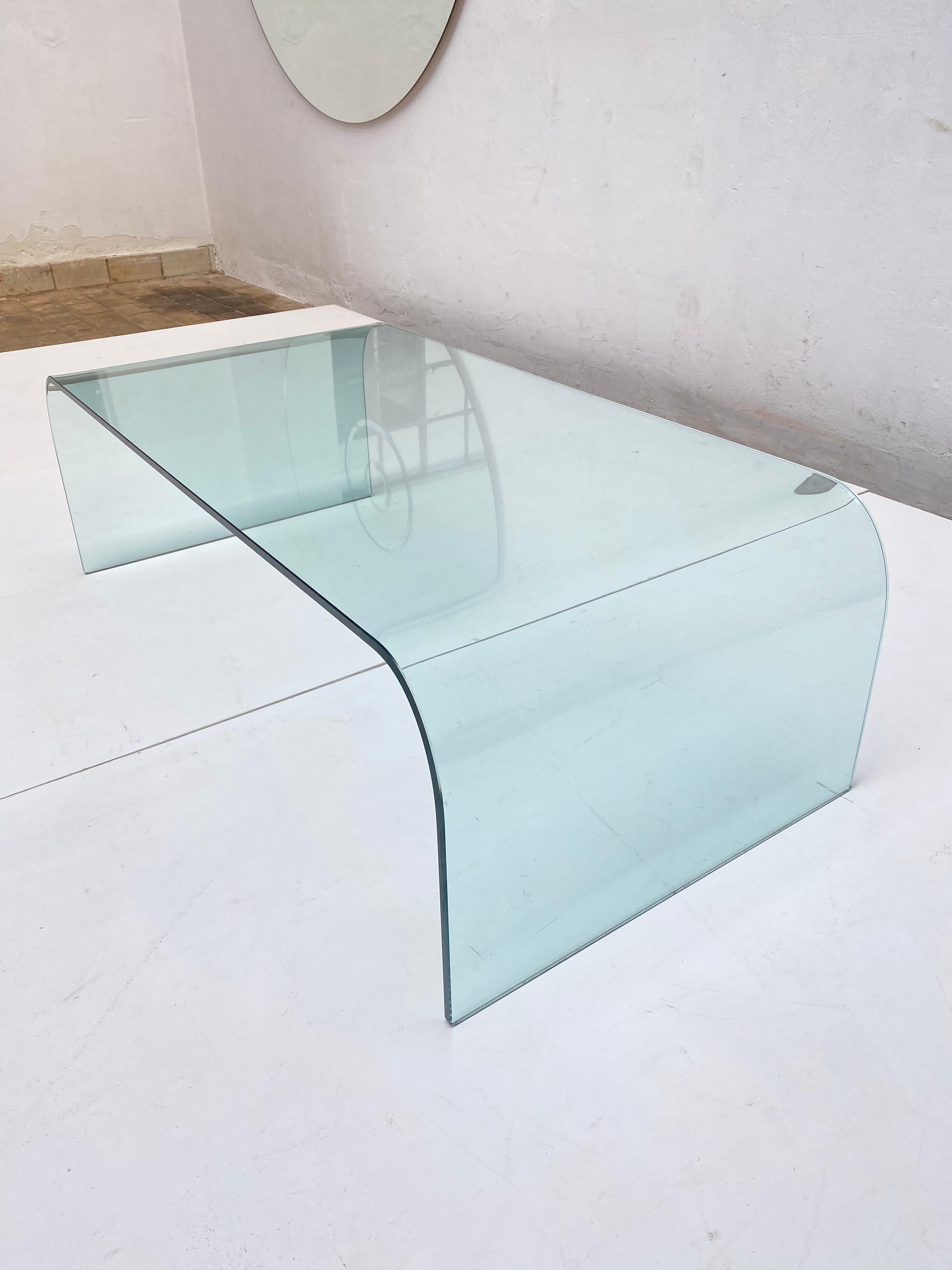 Fiam Ponte 0120 Coffee Table in Thick Curved Glass, by Angelo Cortesi Italy 1980 In Good Condition In Bergen op Zoom, NL