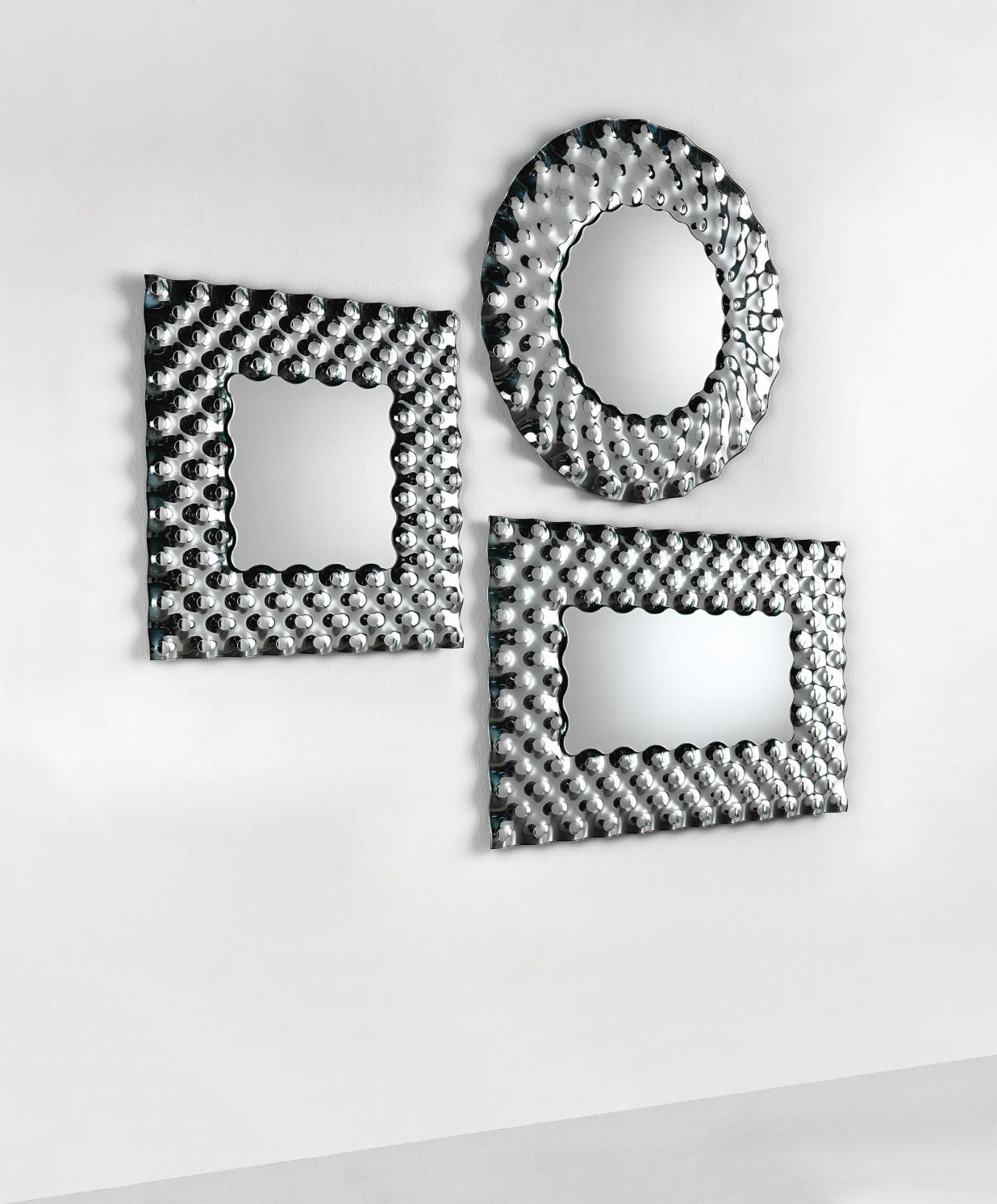 Wall mirror in 6 mm high temperature fused glass, back-silvered; 5 mm flat central mirror. Available also in back-silvered bronze glass. Rear frame in painted metal. It can be hung horizontally or vertically.
  