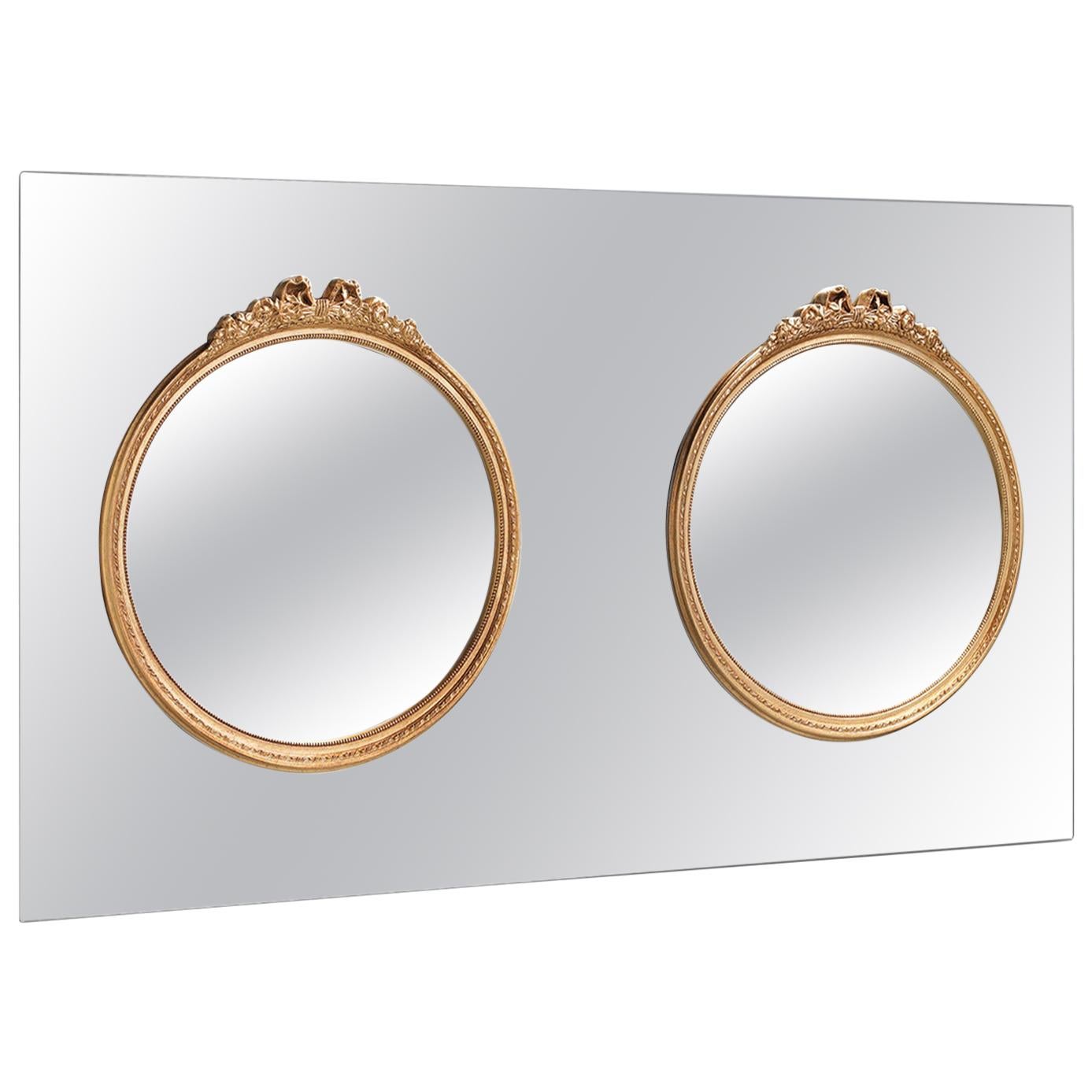 Wandspiegel mit Holzrahmen, der direkt auf die Spiegelfläche montiert wird. Runder Rahmen im Barockstil, erhältlich in Goldausführung.
 