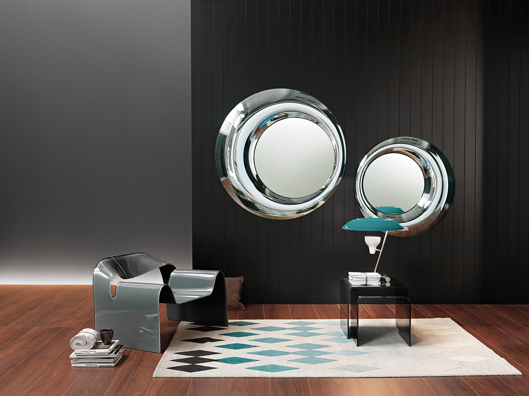Wall mirror in 8 mm-thick fused and back-silvered glass; 5 mm-thick flat mirror. Rear mounting panel allowing hanging in various positions.
130 cm round.