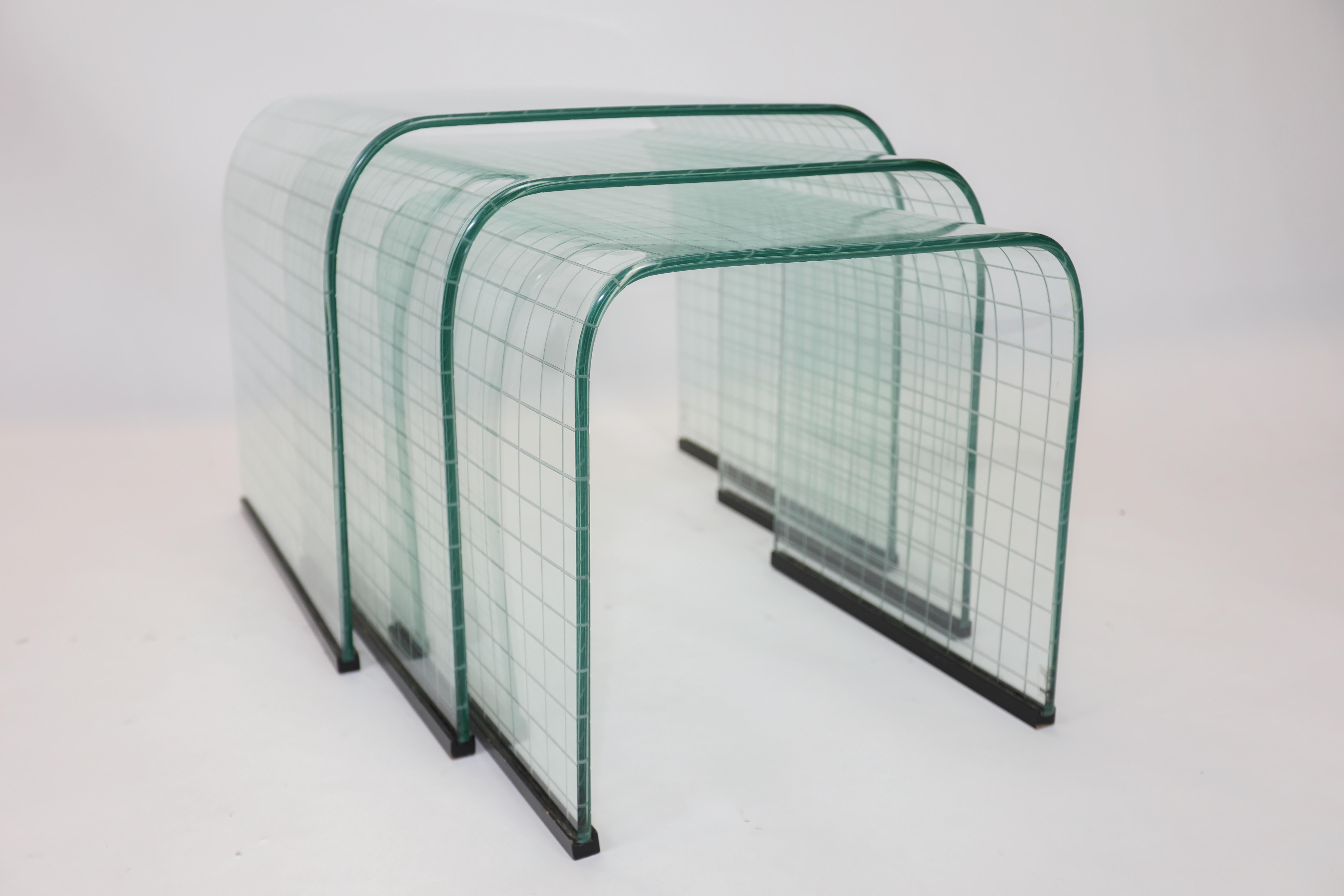 A set of 3 Grid pattern nest tables.
Designed by Angelo Cortesi and Manufactured by Fiam C.1975.
Label present
One minor edge chip (see detail images).