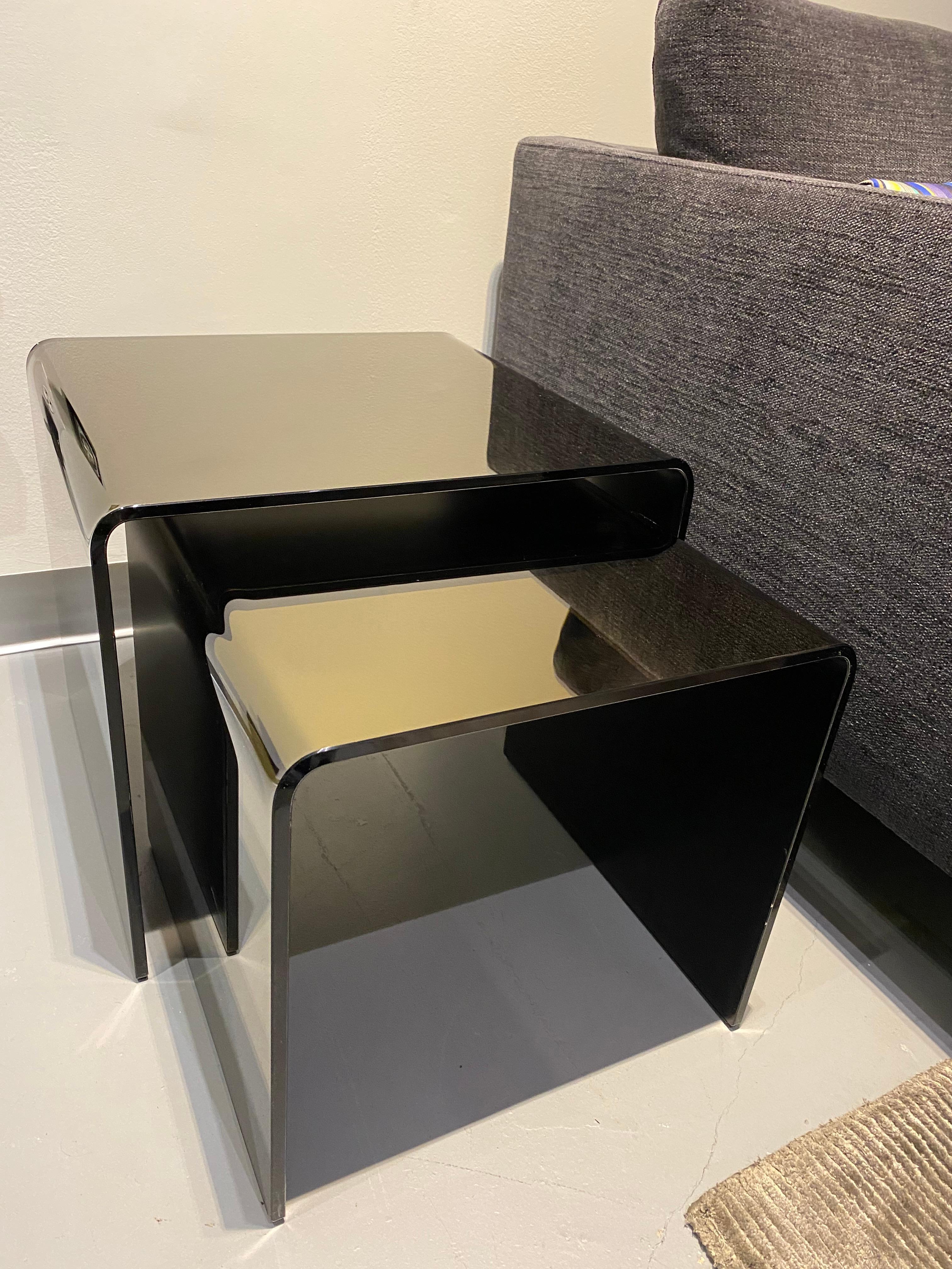 RIALTO TRIS Bronze
Set of coffee tables in 10 mm-thick curved glass. 
0301/1BR
40x40x38 
0301/2BR 
48x45x42

