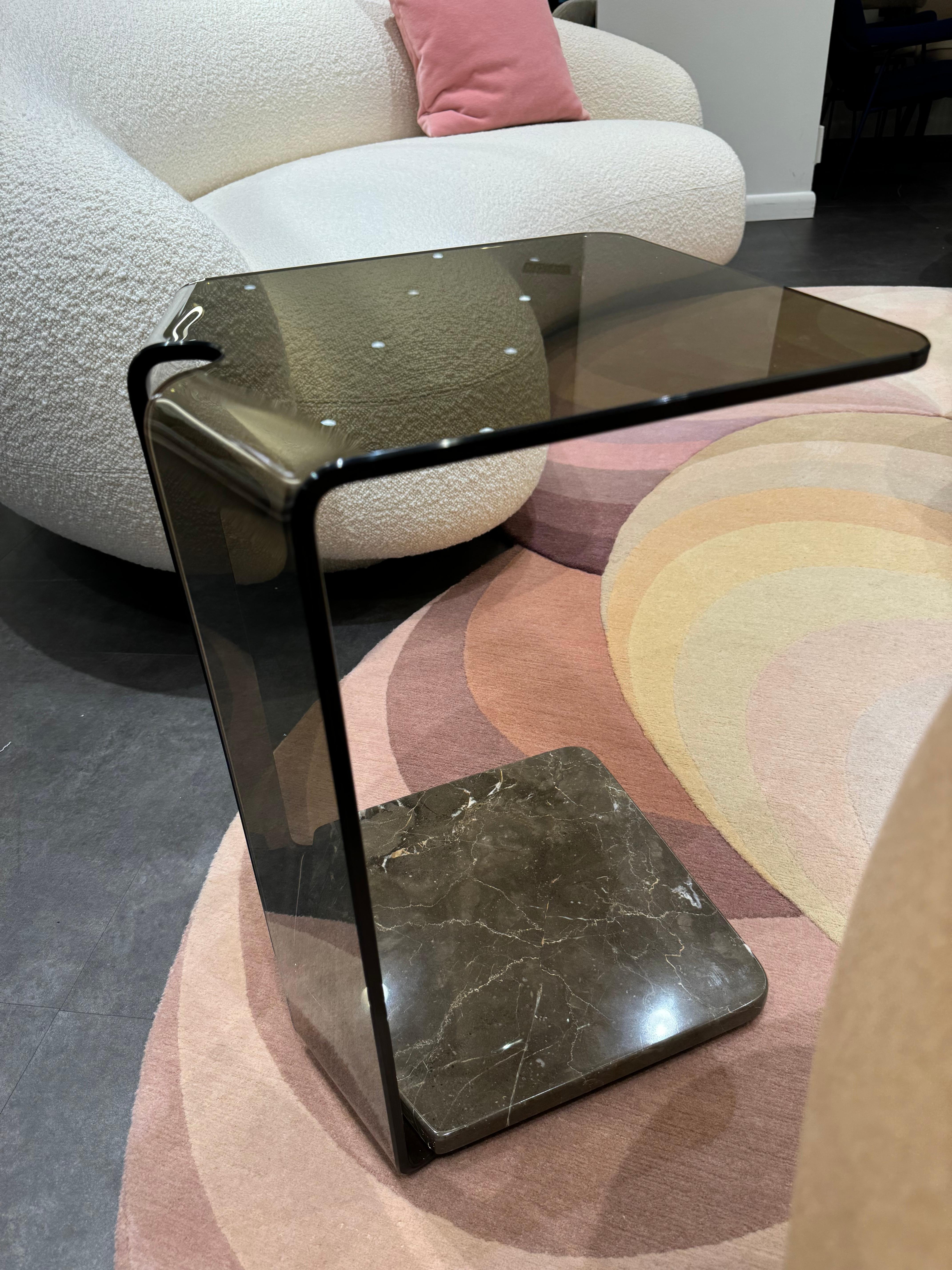 Gebogene Glasstruktur in Bronze, Sockel in Mystic Brown

Beistelltisch mit 10 mm gewölbter Glasstruktur.

Sockel aus Marmor.
In York wollten wir Folgendes untersuchen
die Grenzen des gebogenen Glases.
Wir arbeiteten an selbsttragenden
Foldes, bei