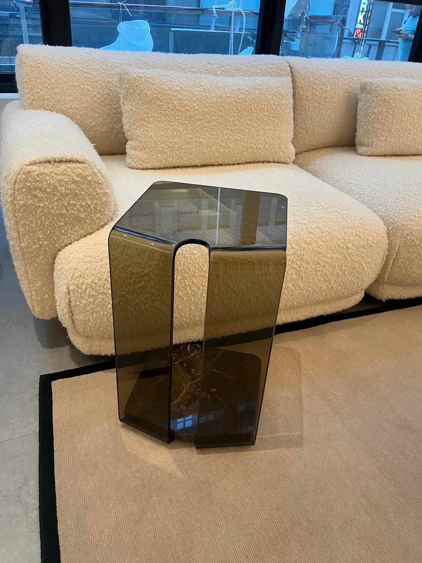 Beistelltisch aus York Fiam Glas und Marmor von Yonoh Studio in STOCK im Zustand „Hervorragend“ im Angebot in New York, NY