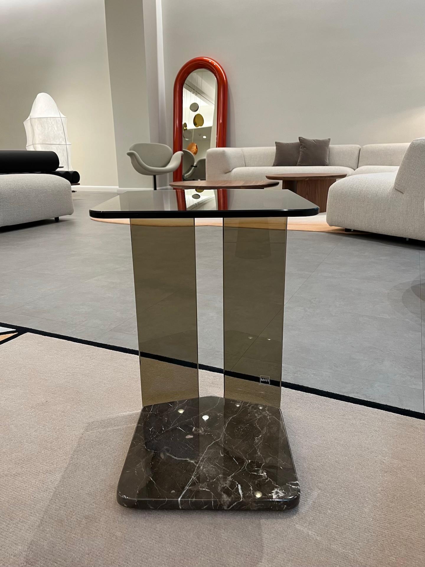 Beistelltisch aus York Fiam Glas und Marmor von Yonoh Studio in STOCK im Angebot 1