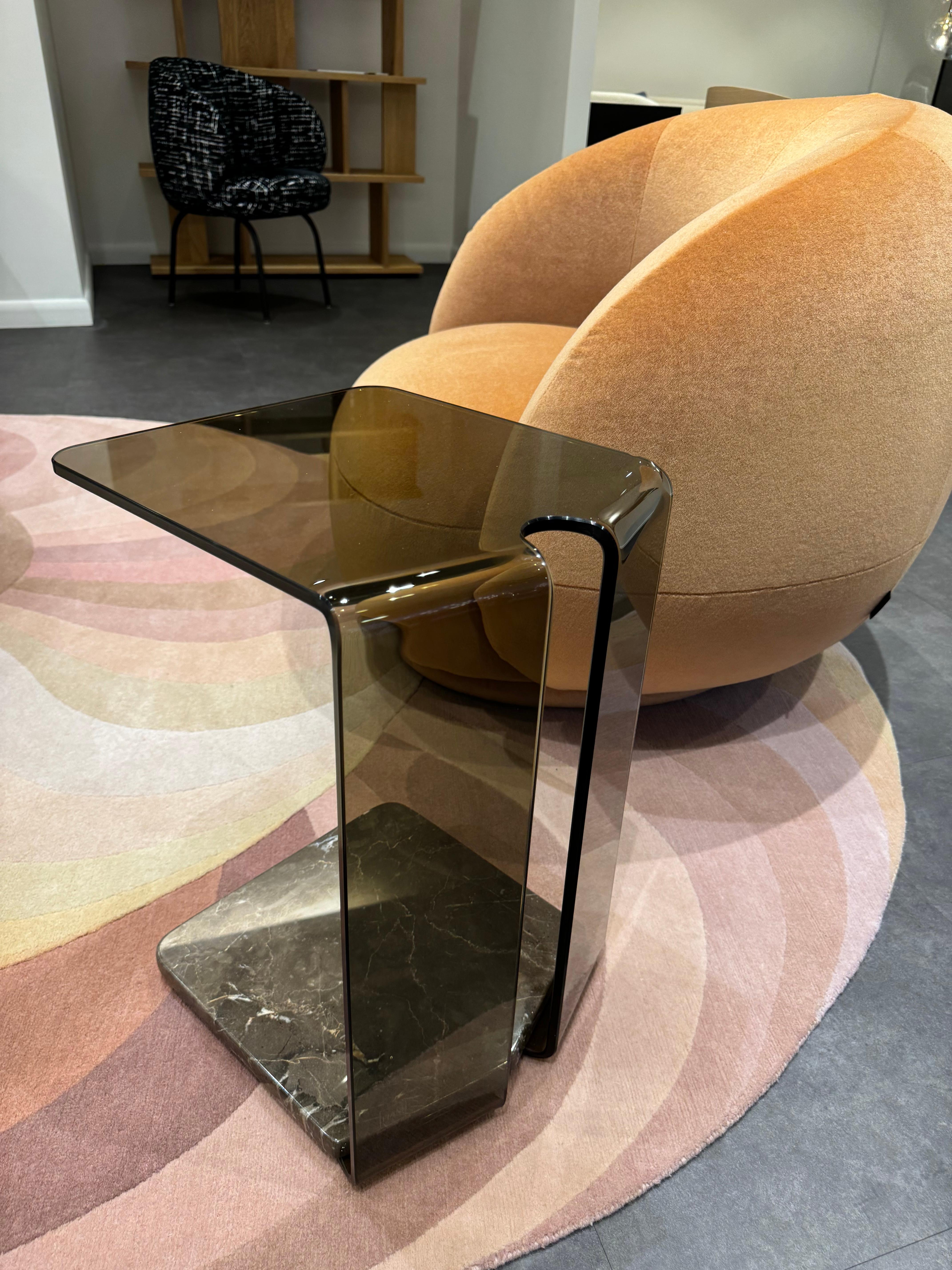 Beistelltisch aus York Fiam Glas und Marmor von Yonoh Studio in STOCK im Angebot 2