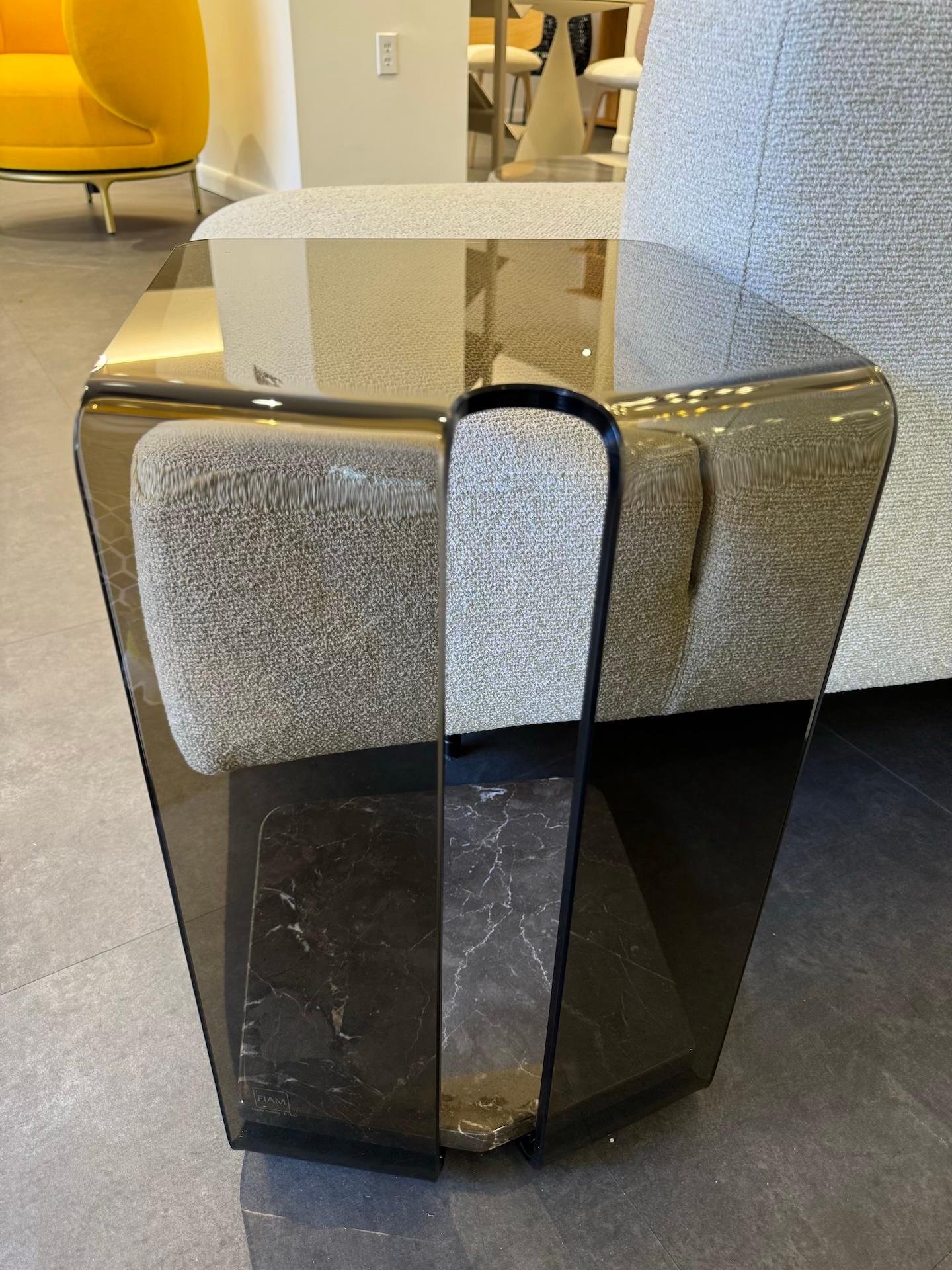 Beistelltisch aus York Fiam Glas und Marmor von Yonoh Studio in STOCK im Angebot 3