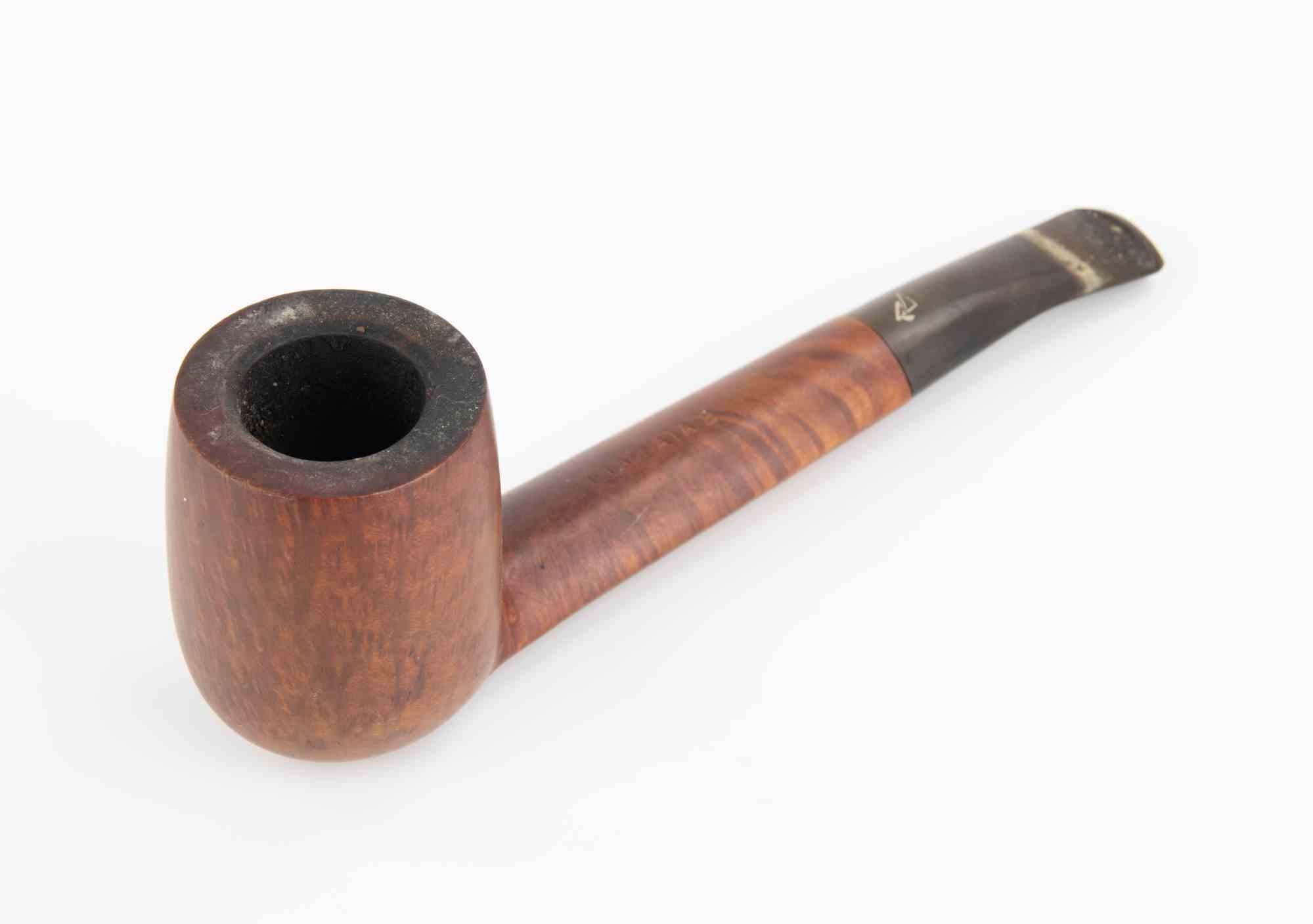 Si tratta di una pipa Fiamatta 2 in radica, prodotta in Italia, con il timbro ben visibile sul gambo e il logo del produttore inciso sul fusto. La pipa ha la forma di un classico Billiard dritto, con linee pulite e una ciotola alta che enfatizza la