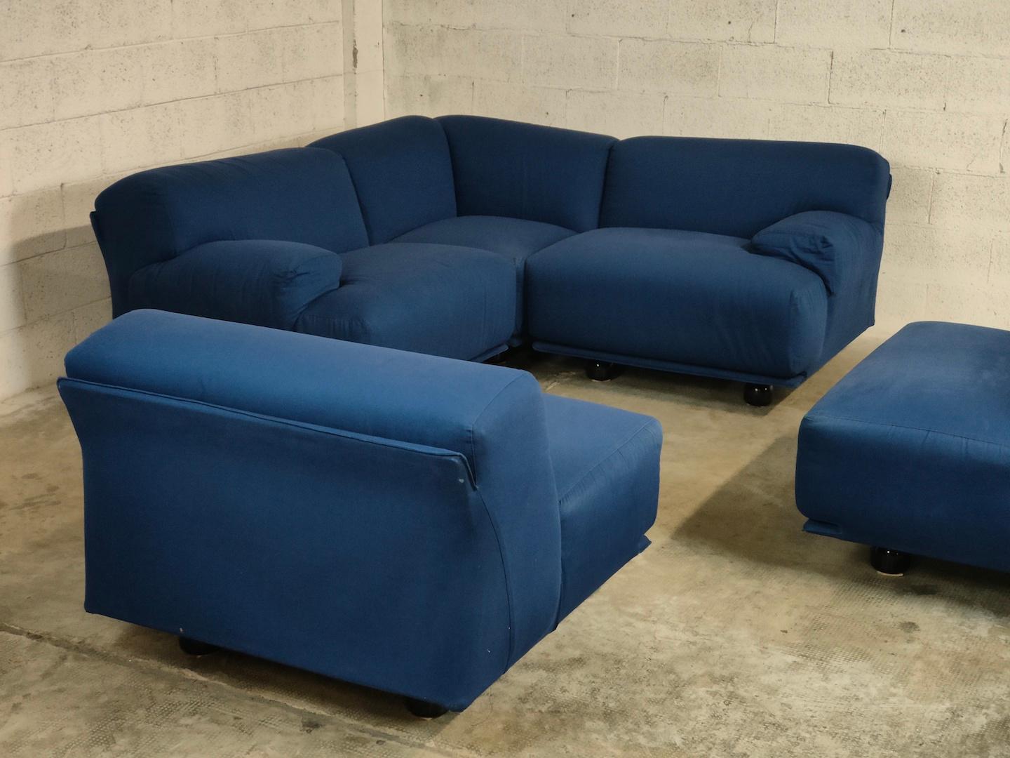 Fiandra modular sofa by Vico Magistretti for Cassina 70s

Fiandra is a project by Vico Magistretti put into production by Cassina in 1975, seating elements with simple lines and whose name evokes the 