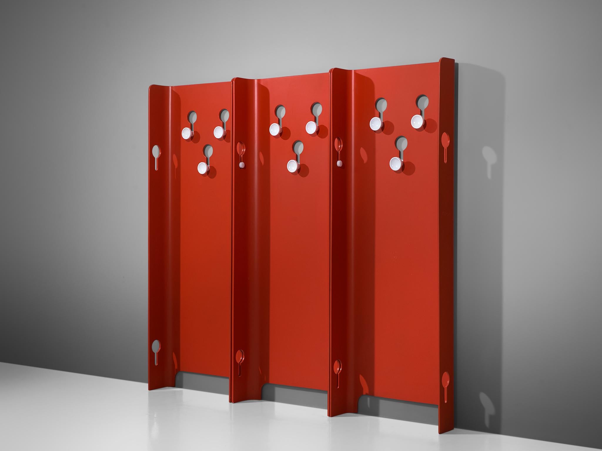 Set of five red hall stands by Carlo De Carli for Fiarm, 1960s

Large set of red lacquered coat racks, designed by Carlo de Carli for Fiarm in the 1960s. Each hall stand is executed with white knobs to hang your garments and accessories. The knops