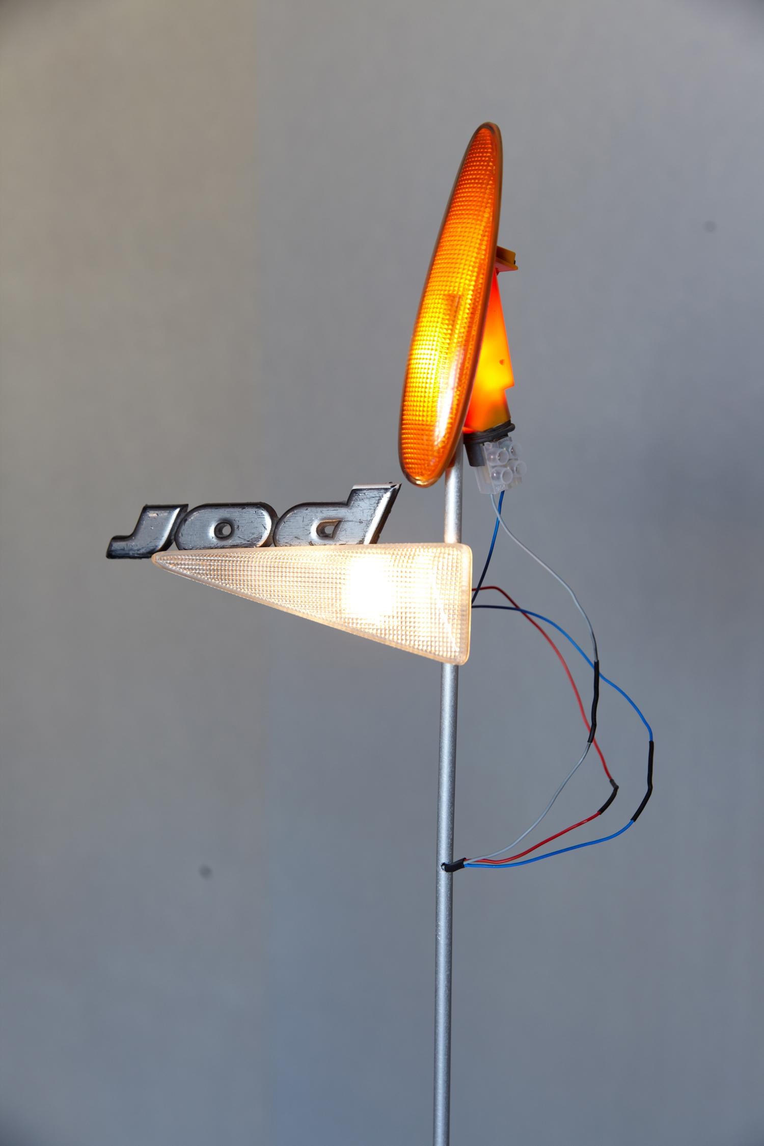 Questa collezione è la continuazione della lampada Clio R5. Un progetto con l'intento di dare un altro senso al riciclo. In particolare i componenti luminosi provenienti da veicoli di seconda mano, dove possiamo trovare infinite possibilità per